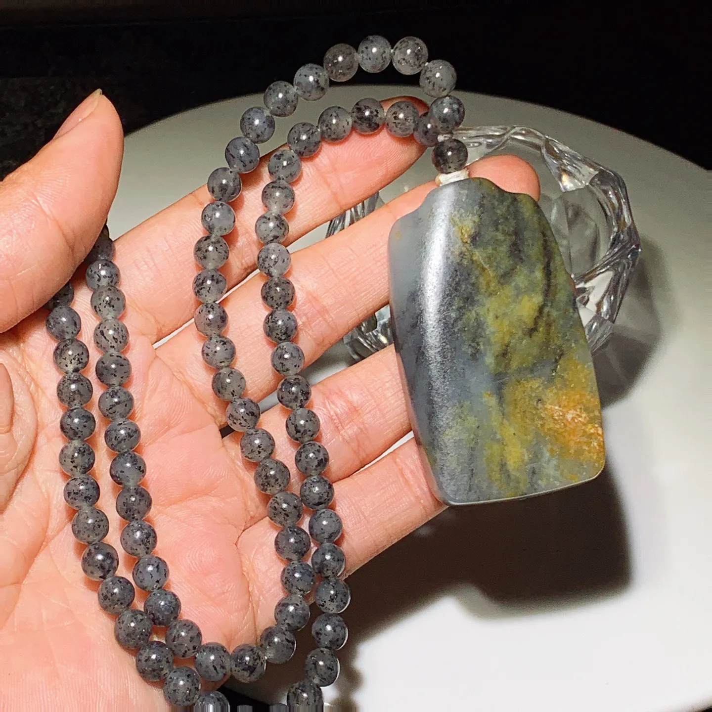 新疆和田玉籽料青花平安无事牌挂件。尺寸55/32/12重83.6克。玉质细腻油润。手推出油。佩戴高端典雅。lt251115