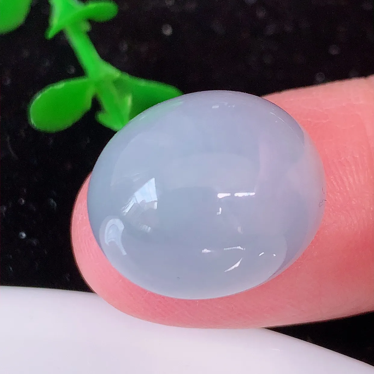 自然光实拍，大颗水润紫罗兰翡翠戒面，蛋面，翠色灵动，玉质细腻，颜色漂亮，品相佳，佩戴佳品！#00.12尺寸17*14.5*9.6mm