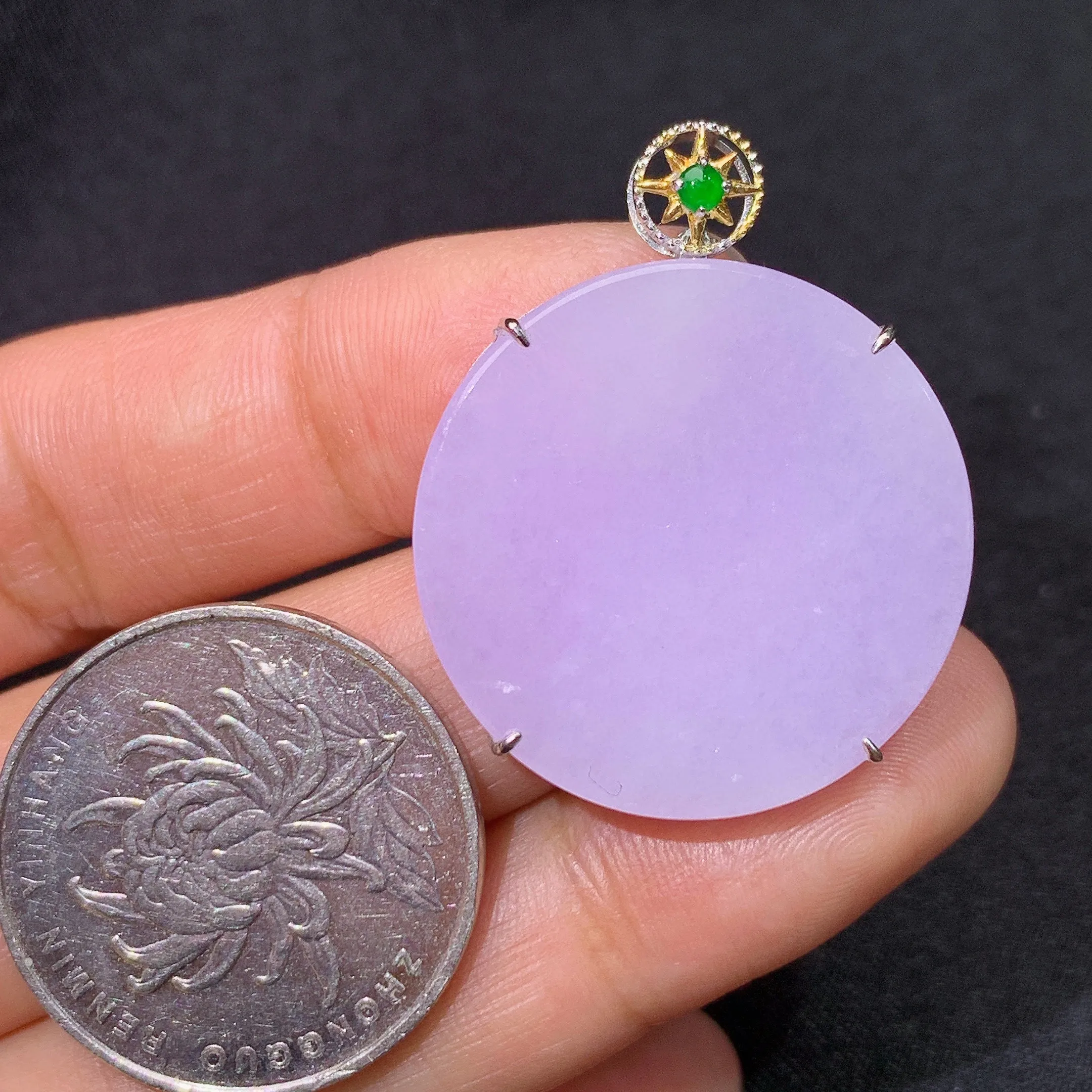 冰紫罗兰圆牌吊坠，18k金镶嵌，温润细腻，颜色鲜艳，整体尺寸33.1*26.5*5.8