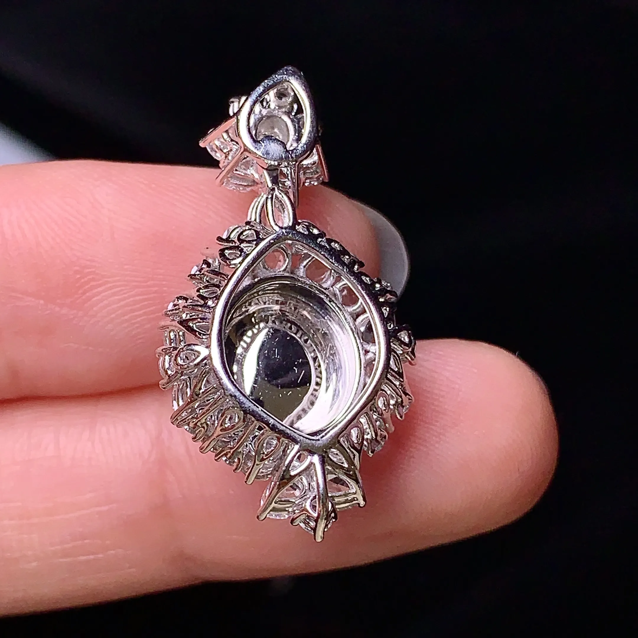 18k金钻镶嵌冰种蛋面吊坠 玉质细腻 色泽清新艳丽 整体尺寸28.2*15.2*10.3