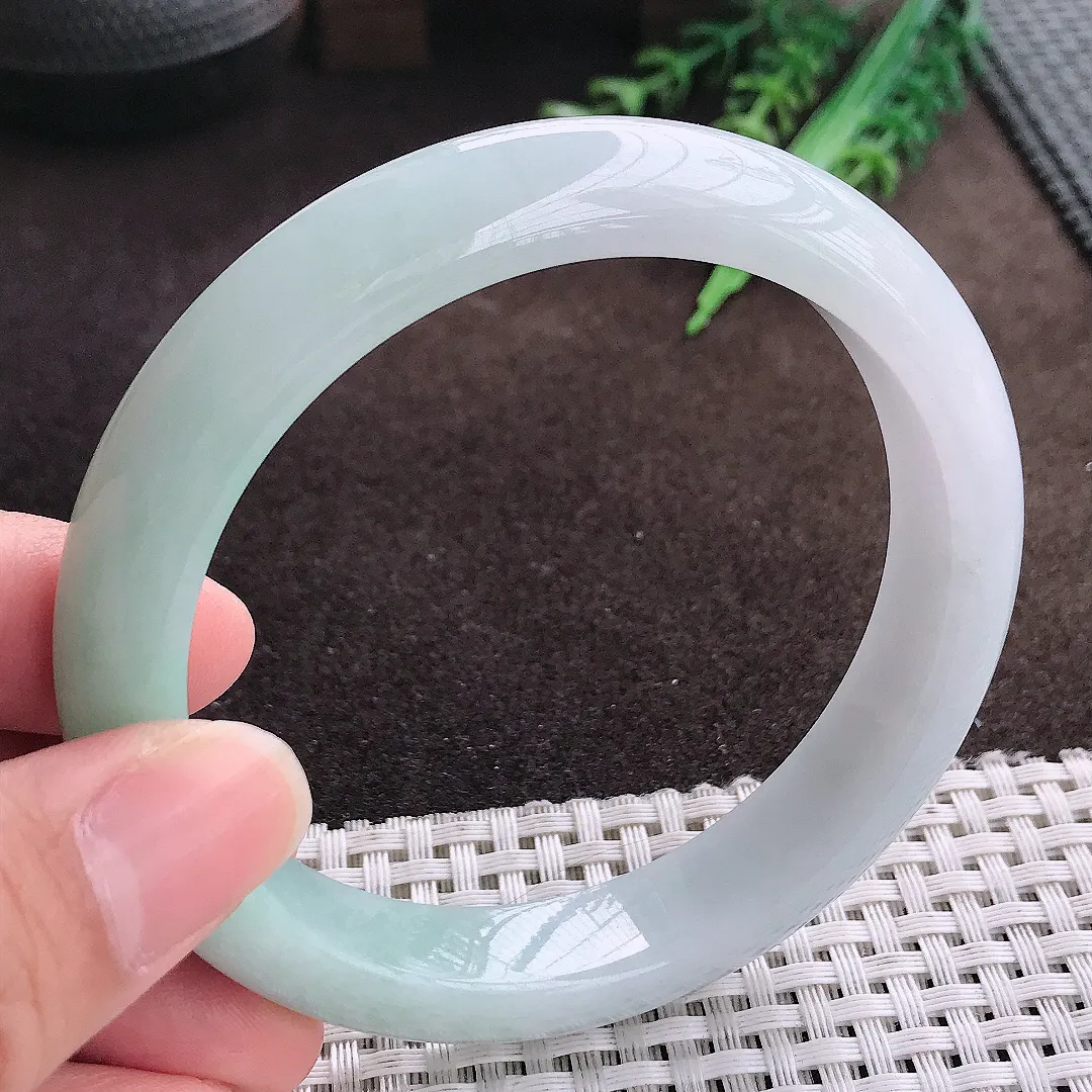天然a货翡翠61.5/12.5/8:老坑冰润飘绿大圈口手镯宽边翡翠玉手镯