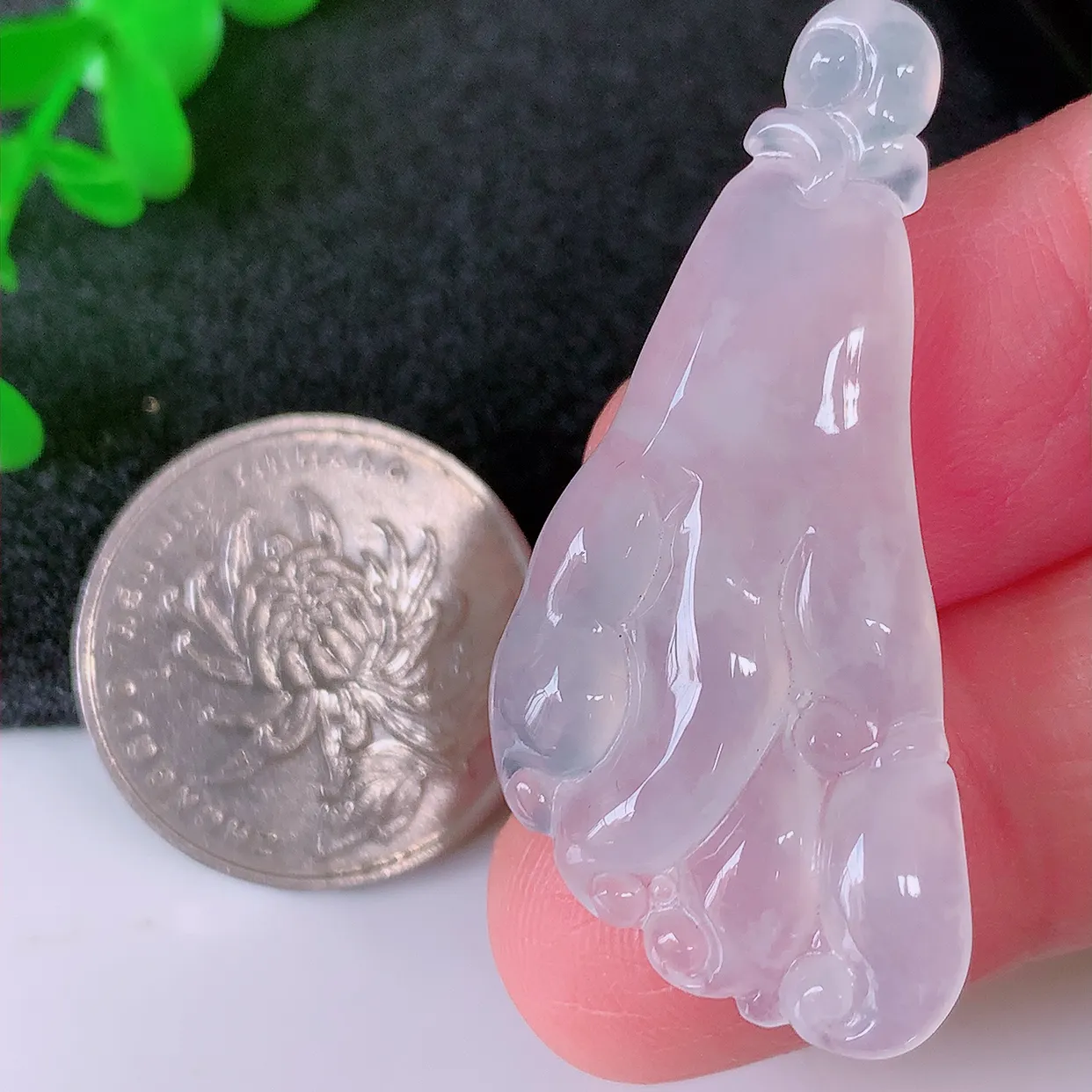 自然光实拍，冰种翡翠佛手吊坠，种老水足，雕工精湛 ，寓意美好，佩戴时尚出众！#01.12