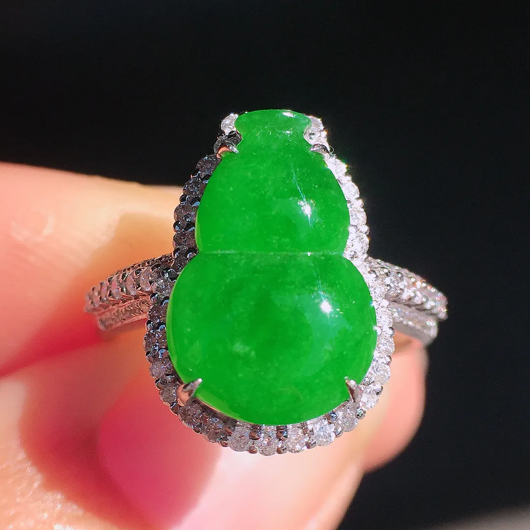 阳绿葫芦戒指，色泽均匀艳丽，玉质细腻，荧光感超
强，饱满圆润，尽显优雅气质，18k
金豪华镶嵌