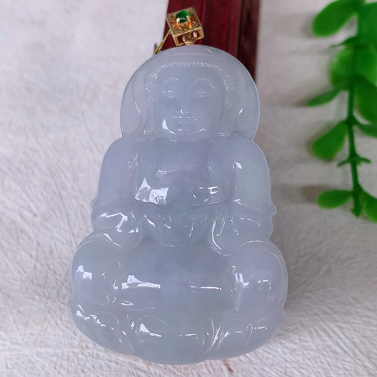 18k金镶嵌冰润紫罗兰翡翠观音菩萨吊坠，款式新颖时尚，日常百搭的款。清秀高雅，佩戴优雅高贵！#35.12整体58.8*裸石50.8*33.5*5.8