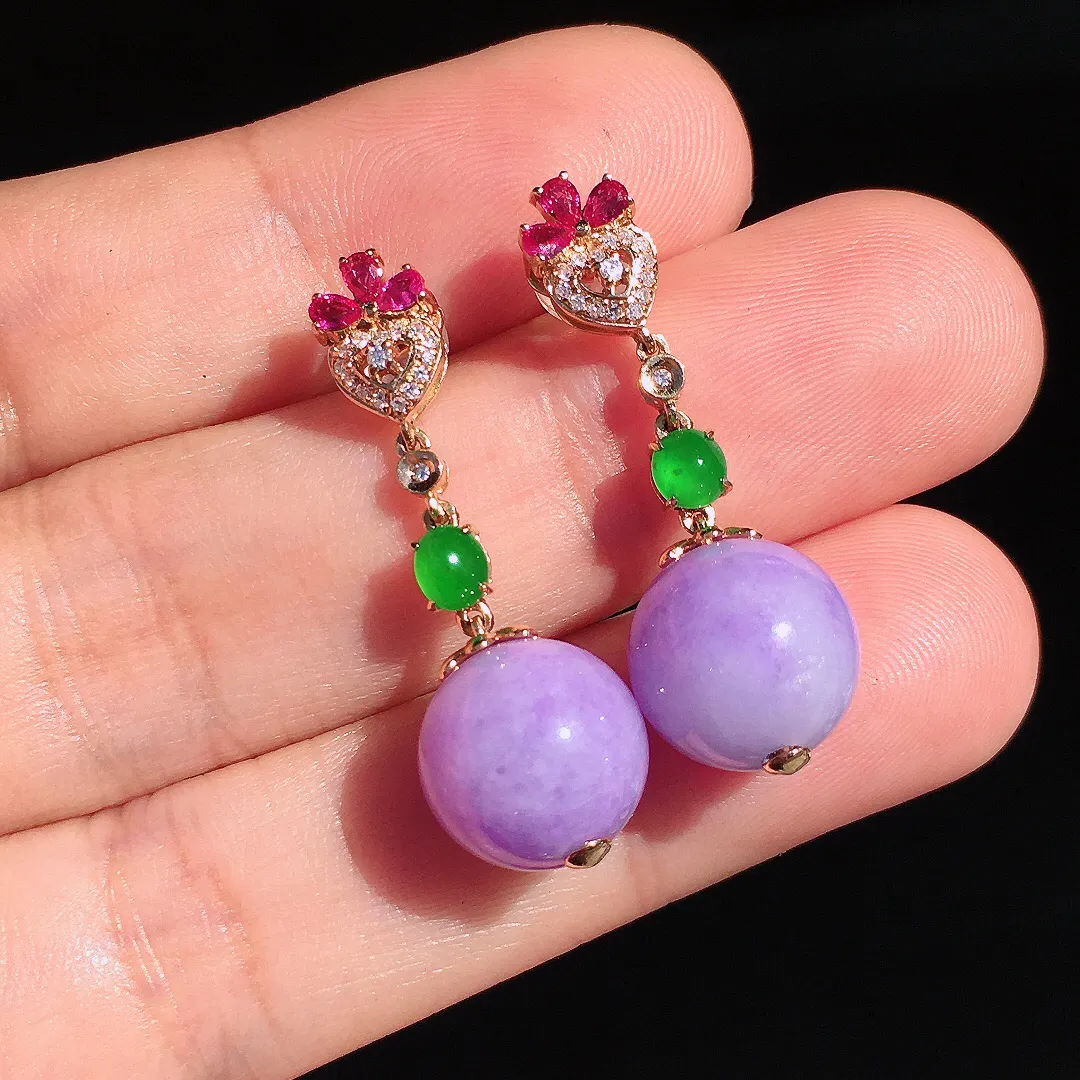 紫罗兰珠子耳坠，色泽均匀艳丽，玉质细腻，饱满圆润，尽显优雅气质，18k
金豪华镶嵌