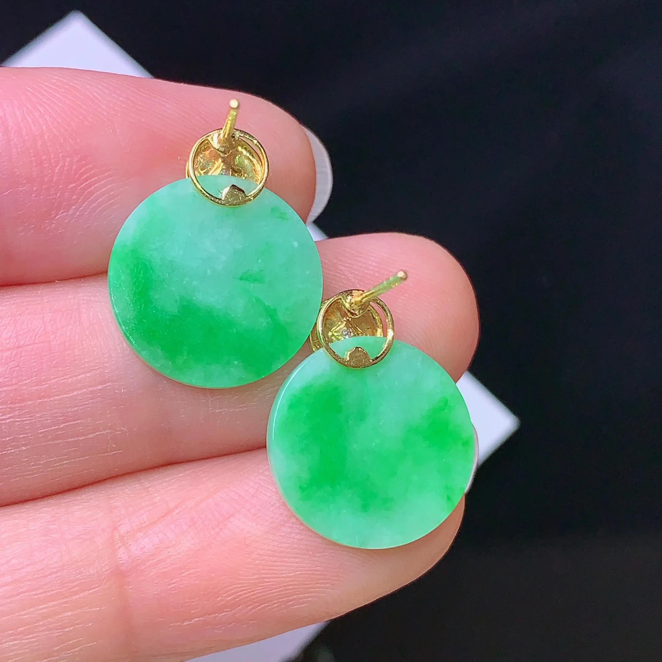 18k金镶嵌翠绿圆牌耳钉 玉质细腻 色泽清新艳丽 整体尺寸16.7*13.6*2