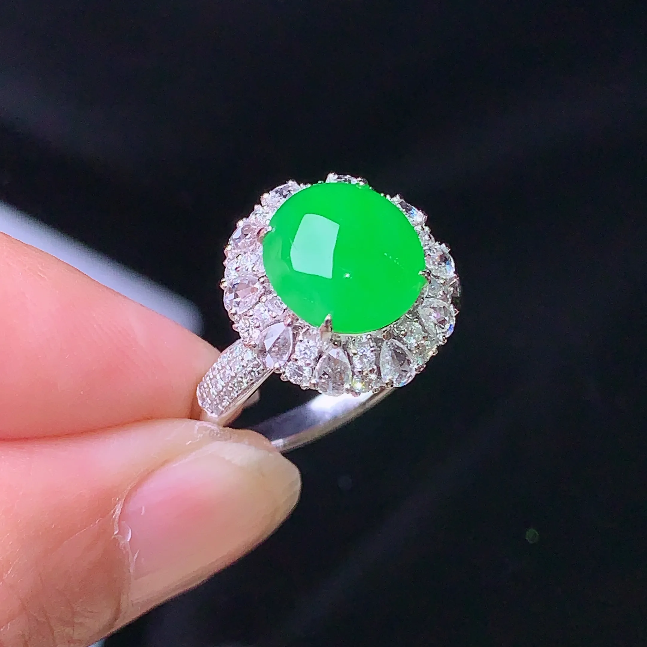 18k金钻镶嵌满绿蛋面戒指 玉质细腻 色泽清新艳丽 圈口13 整体尺寸14.3*13.8*9.3