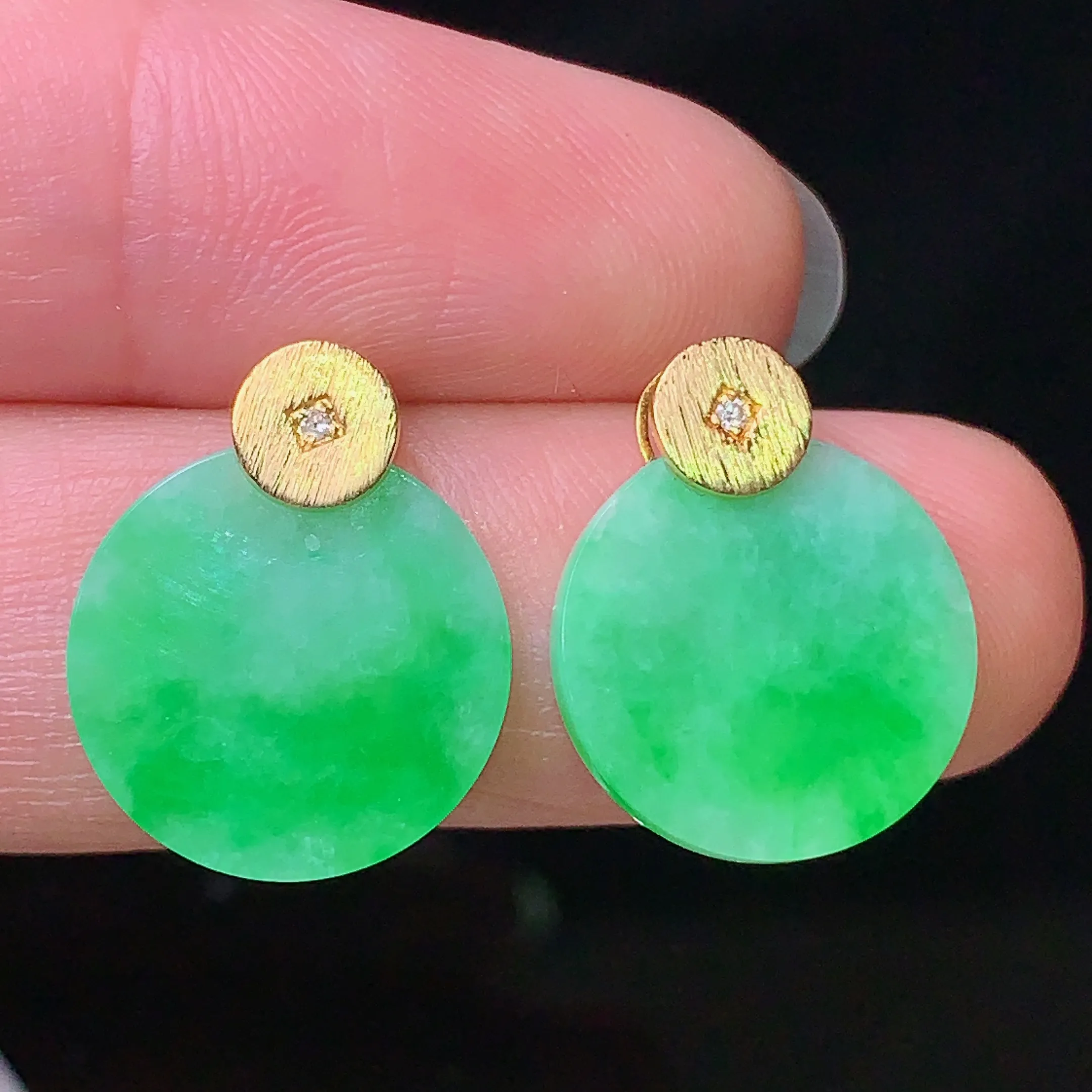 18k金镶嵌翠绿圆牌耳钉 玉质细腻 色泽清新艳丽 整体尺寸16.7*13.6*2