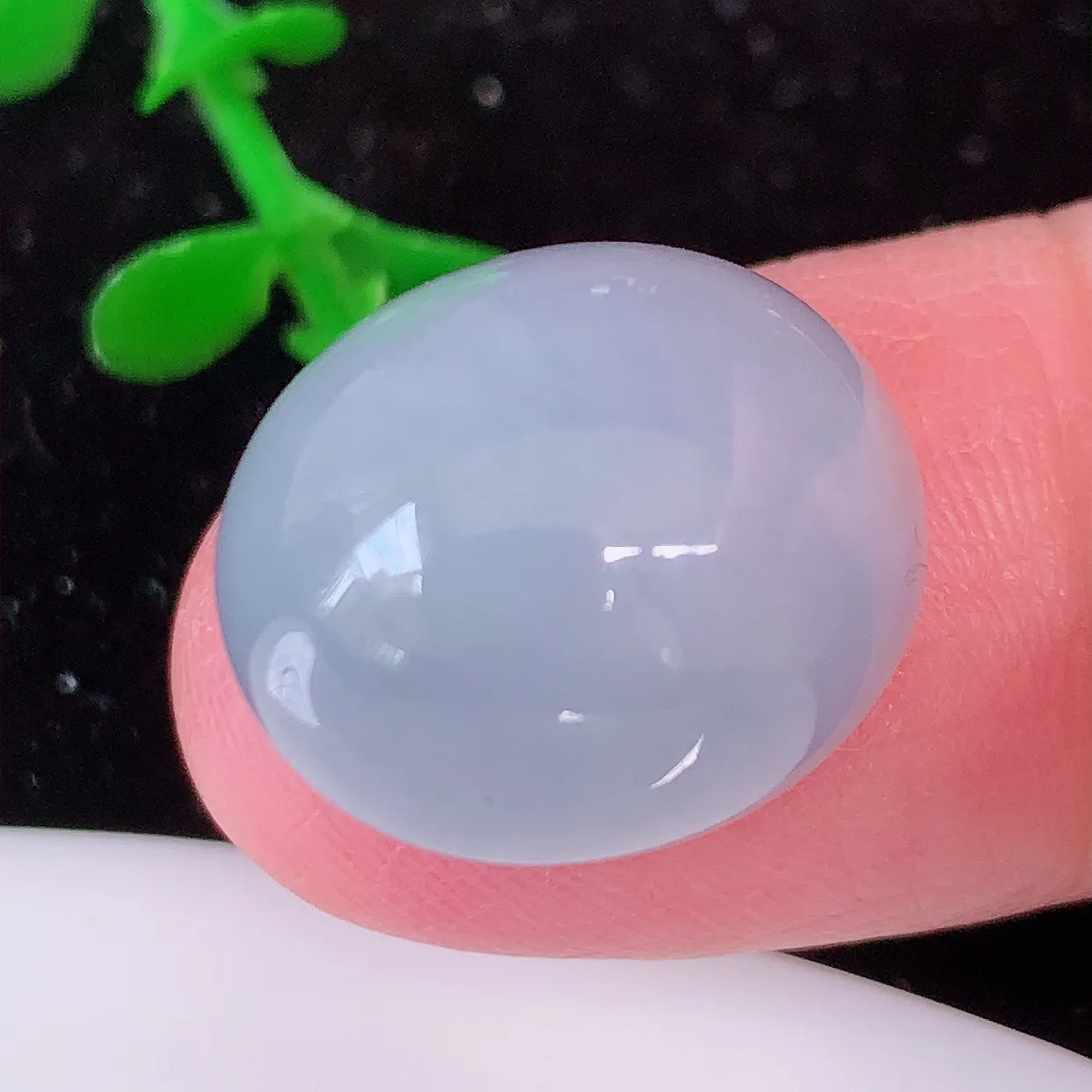 自然光实拍，大颗水润紫罗兰翡翠戒面，蛋面，翠色灵动，玉质细腻，颜色漂亮，品相佳，佩戴佳品！#00.12尺寸17*14.5*9.6mm