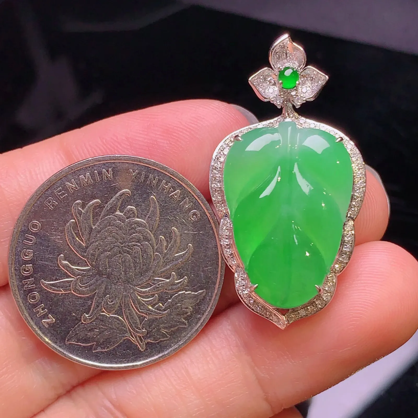 18k金钻镶嵌翠绿树叶吊坠玉质细腻 色泽清新艳丽 整体尺寸33.5*17.8*7.2