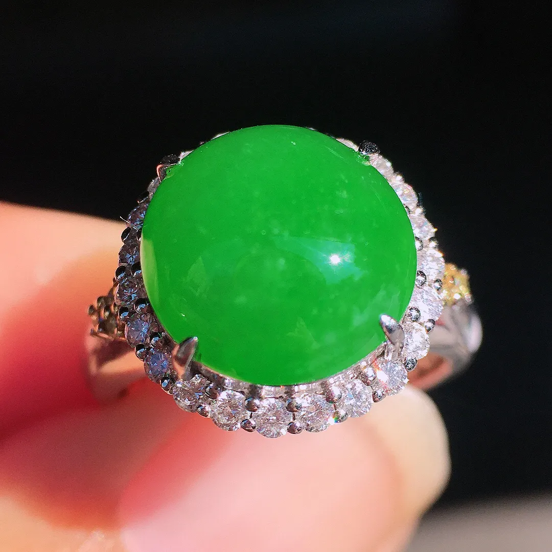 阳绿蛋面戒指，色泽均匀艳丽，玉质细腻，荧光感超
强，饱满圆润，尽显优雅气质，18k
金豪华镶嵌