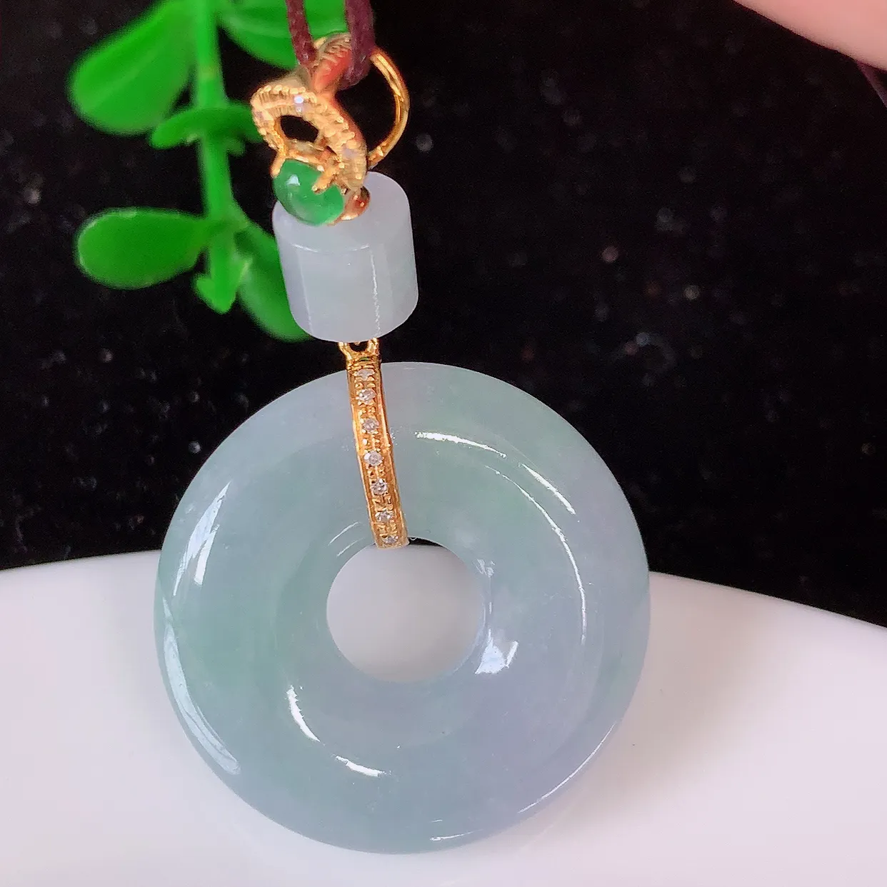 自然光实拍，18K金镶嵌水润春带彩翡翠平安扣吊坠，玉扣，冰润光泽，寓意平平安安，平安扣佩戴时尚漂亮！#00.12整体38.5-23-6.6裸石23*23