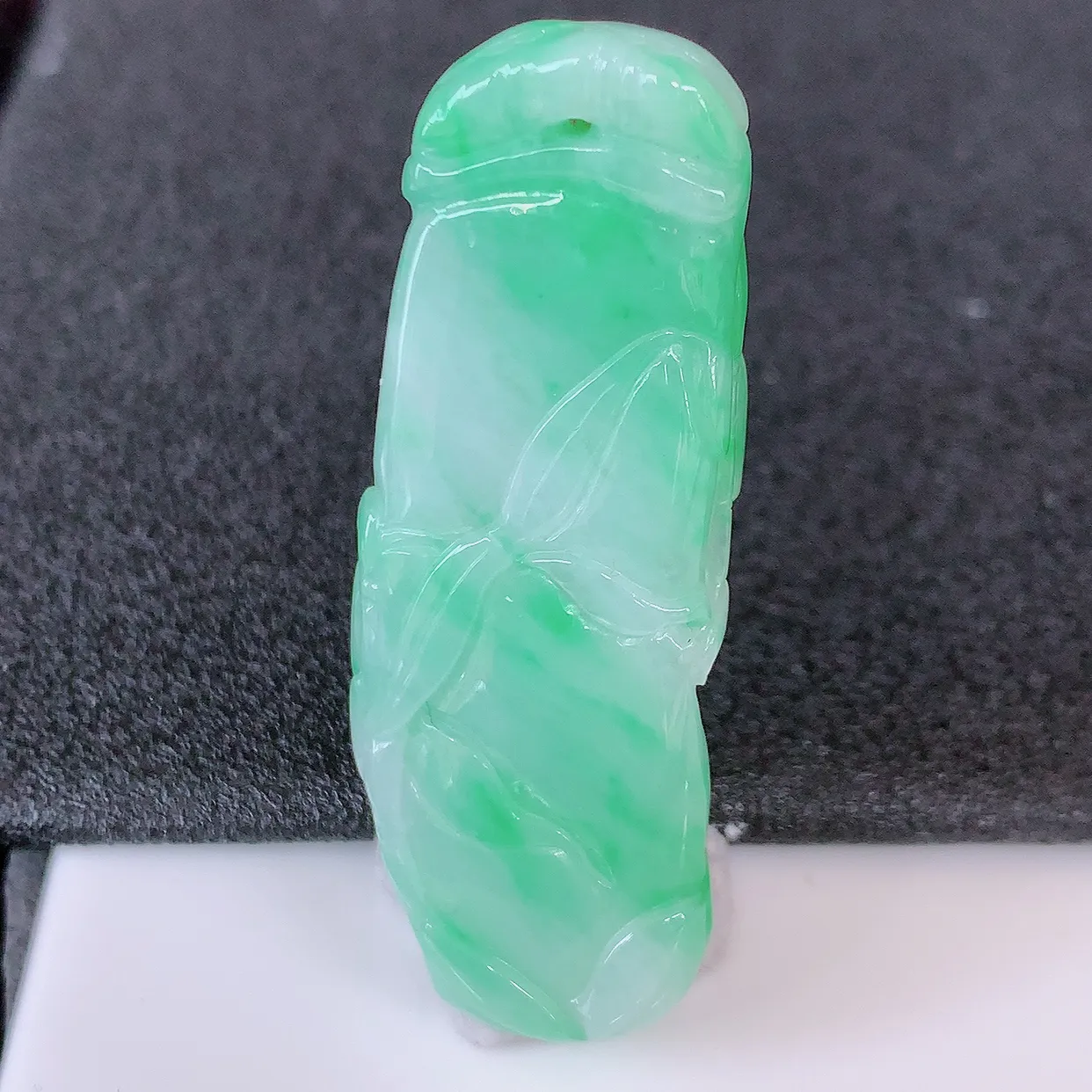 自然光实拍，冰润飘绿翡翠竹节吊坠。竹节寓意“节节高，官运亨通，前程似锦，水润莹泽，清秀高雅，佩戴精美！#57.12