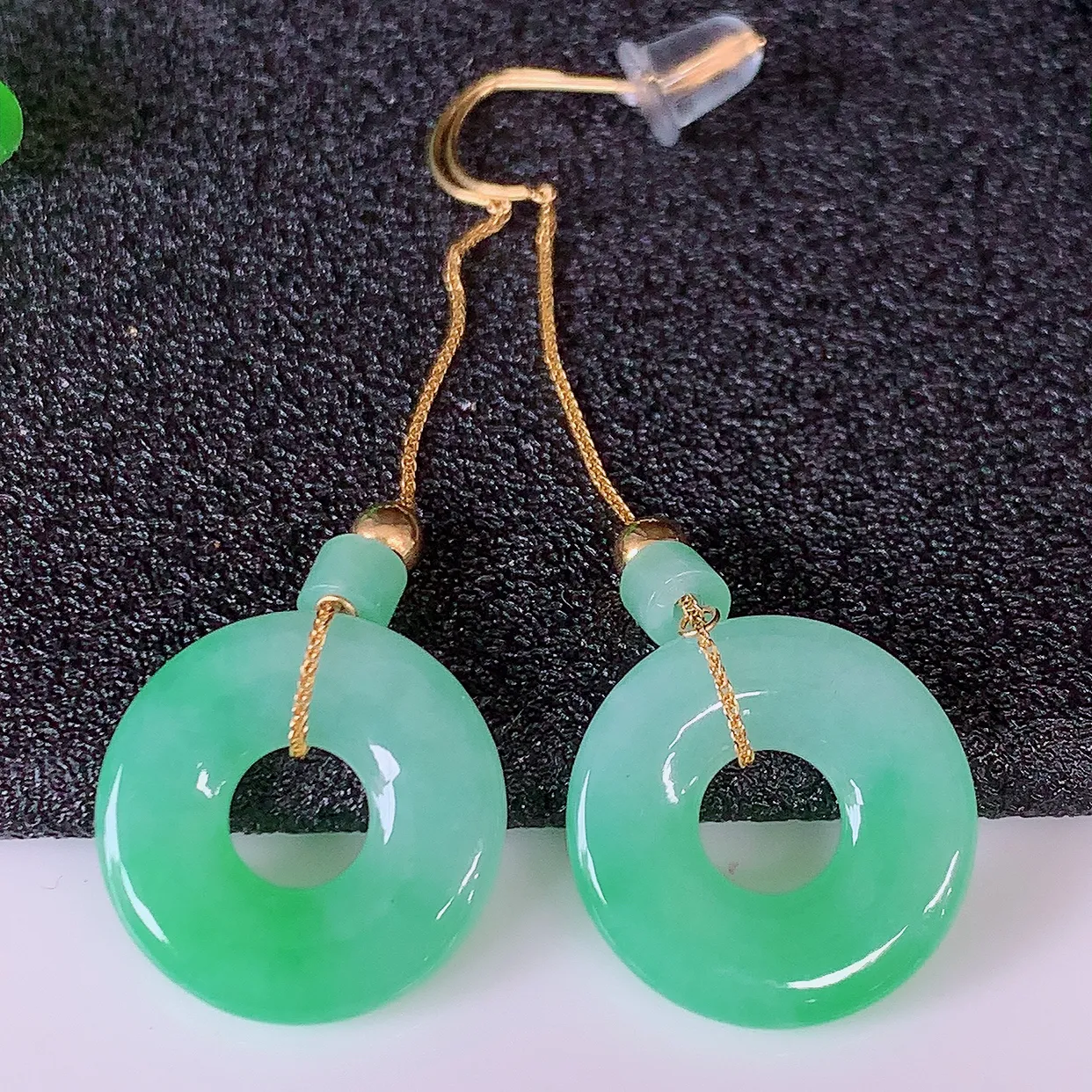 18k金镶嵌冰种飘绿翡翠平安扣耳坠，沁人心脾，耳坠佩戴效果大气出众，尽显气质。种水好，胶感足，颜相当漂亮，高性价比，值得入手品鉴！#41.12整体45.5裸石15*2.5