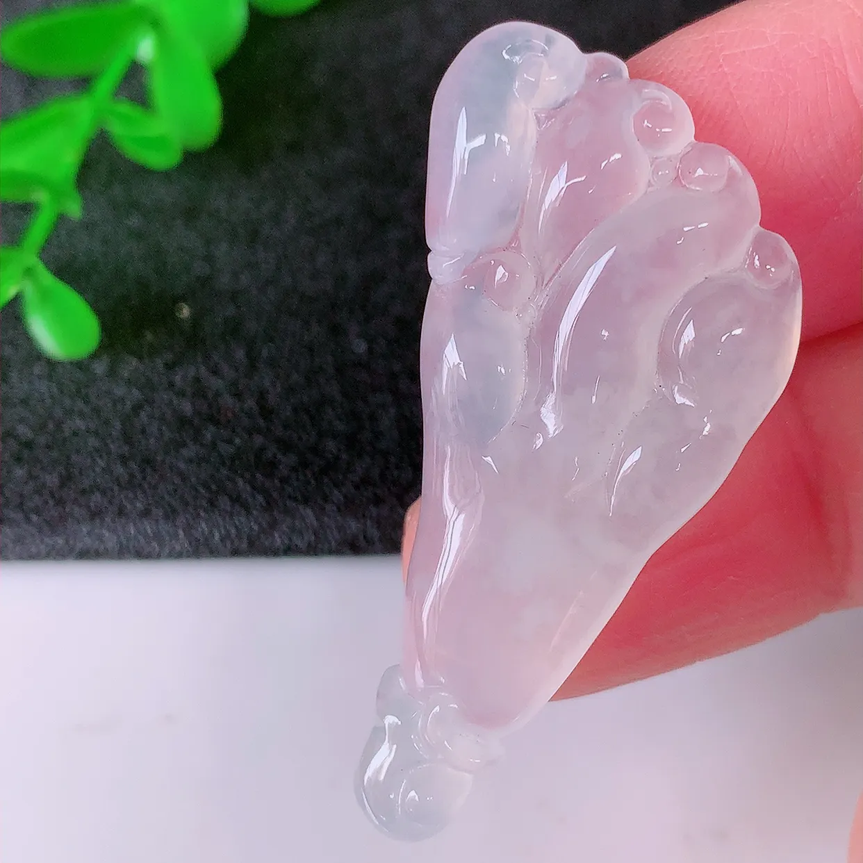 自然光实拍，冰种翡翠佛手吊坠，种老水足，雕工精湛 ，寓意美好，佩戴时尚出众！#01.12