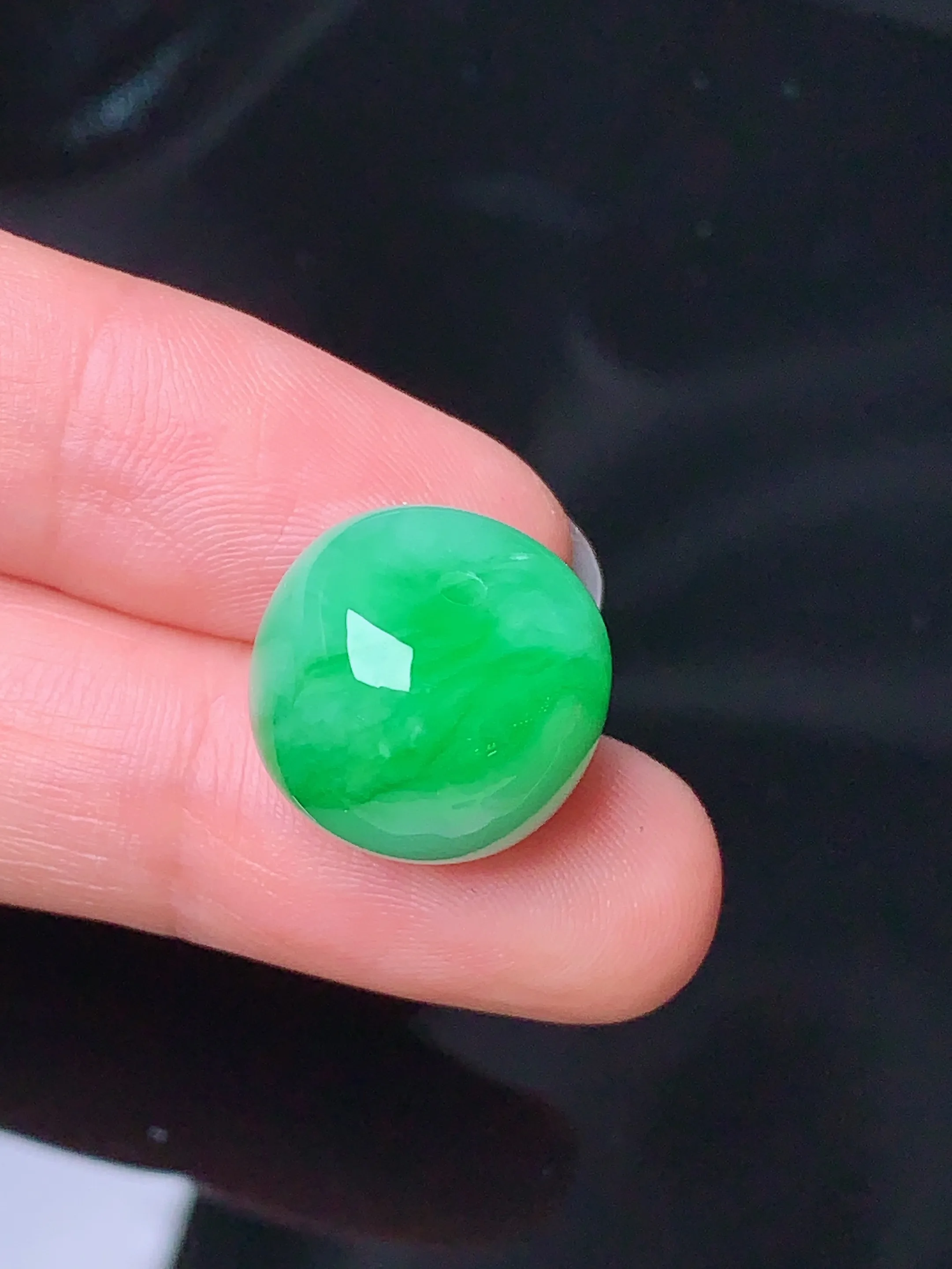 翠绿路路通吊坠 玉质细腻 色泽清新艳丽 整体尺寸15.2*15.2*11.8