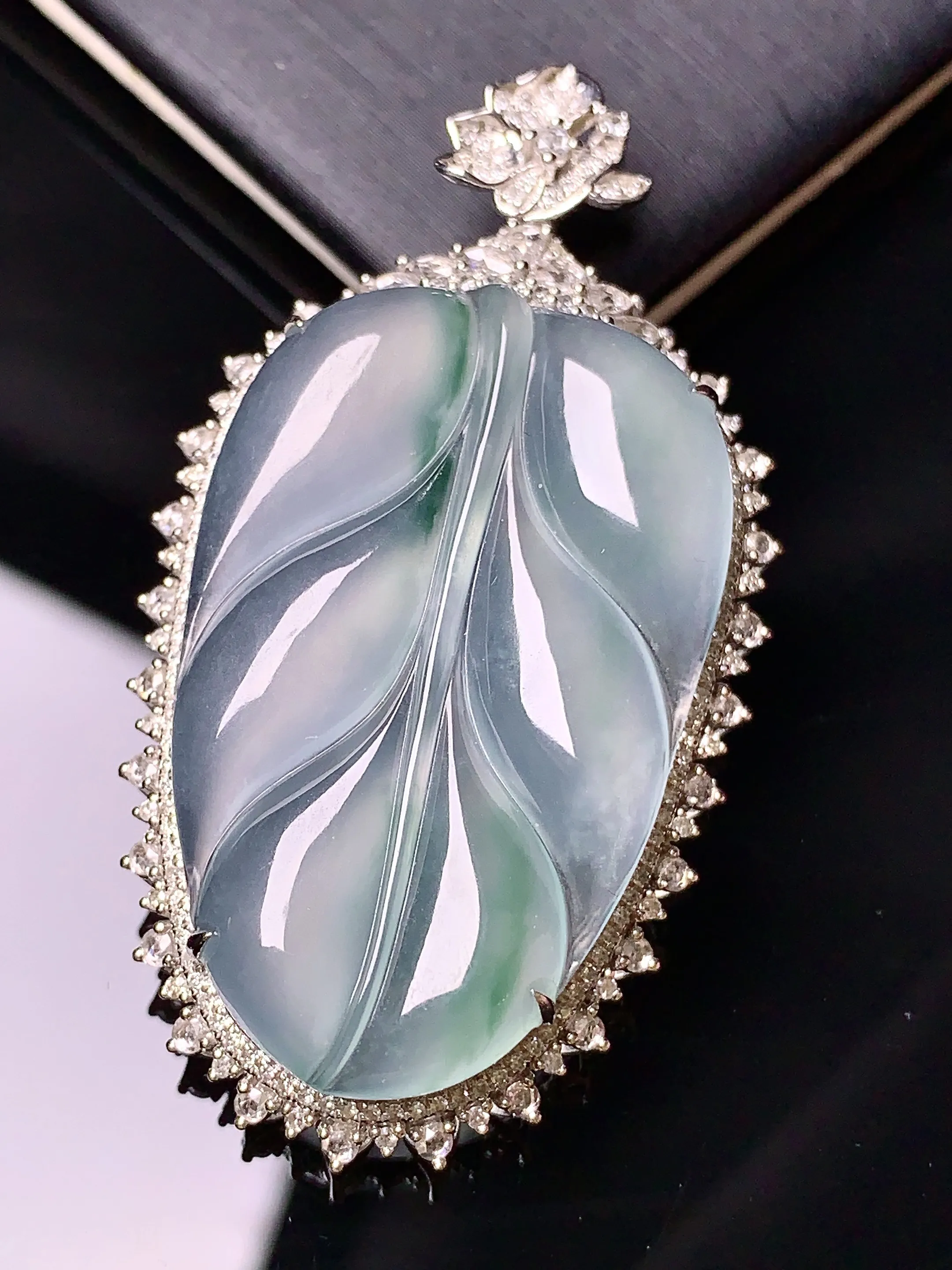 18k金钻镶嵌冰种飘绿树叶吊坠 玉质细腻 色泽清新艳丽 整体尺寸50.5*27.5*10