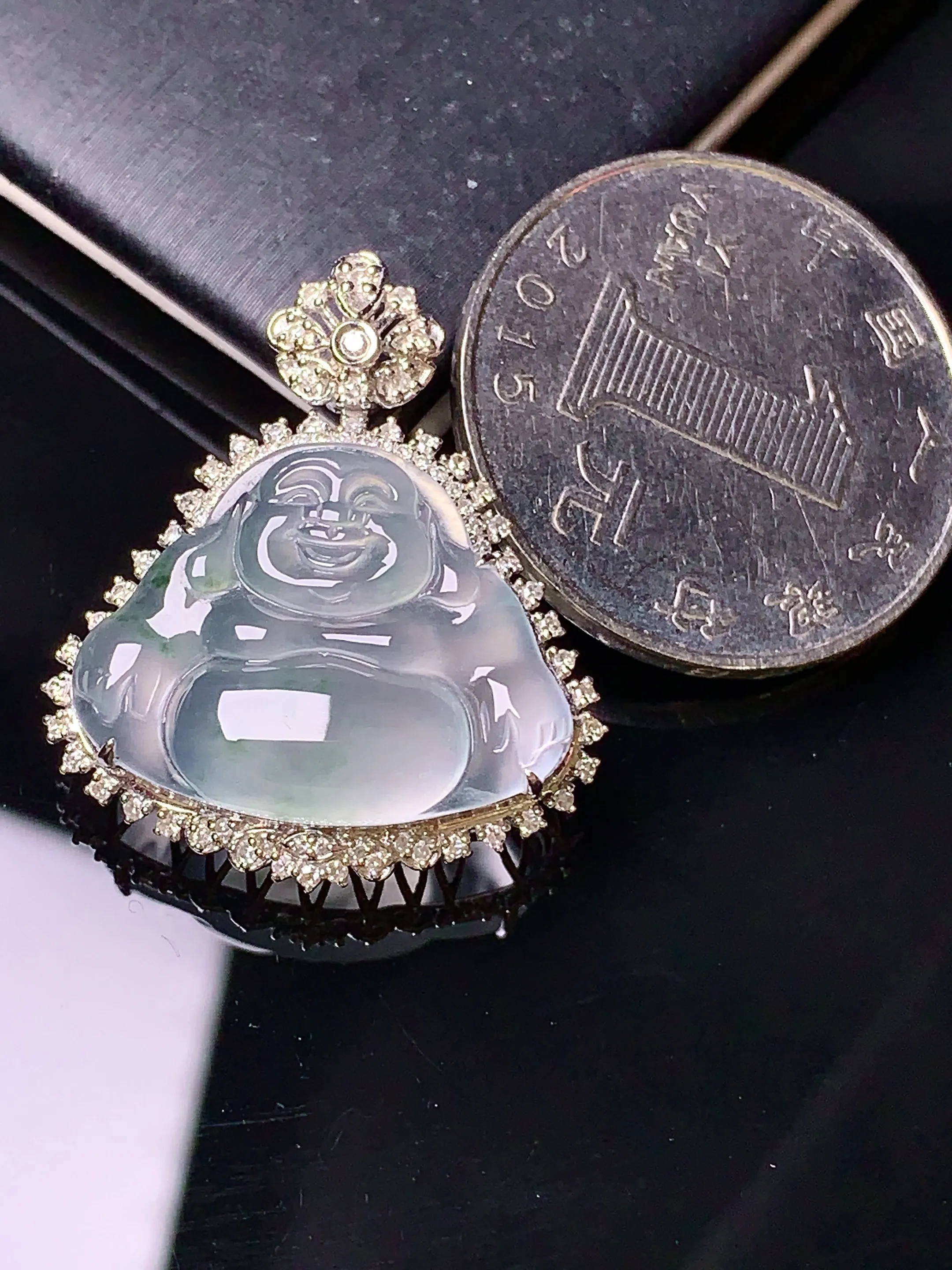 18k金钻镶嵌冰种佛公吊坠 玉质细腻 色泽清新艳丽 整体尺寸27.7*24*9.3