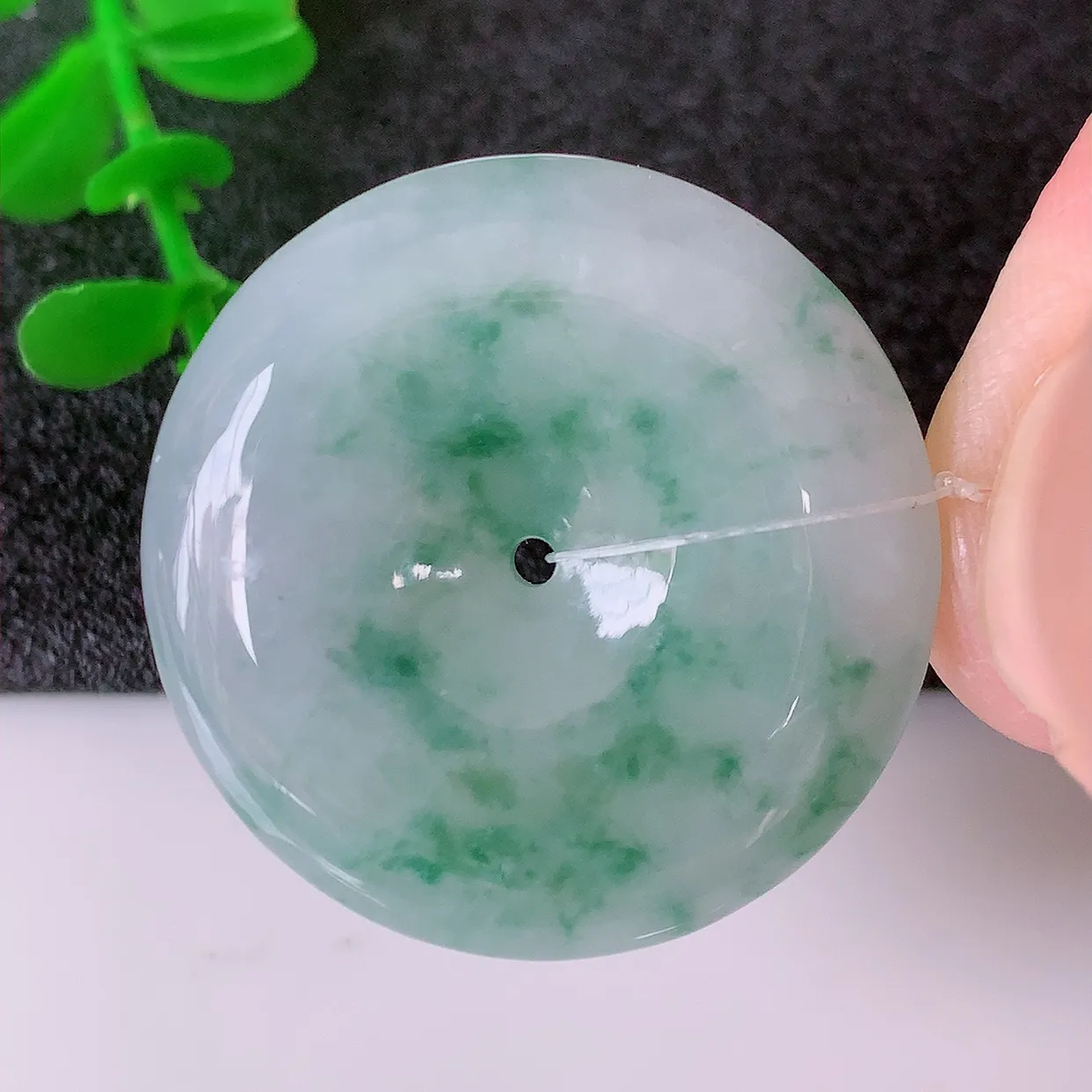 自然光实拍，冰胶飘花翡翠平安扣吊坠，翠色灵动，种老水足，寓意好，品相佳，佩戴佳品！#49.12