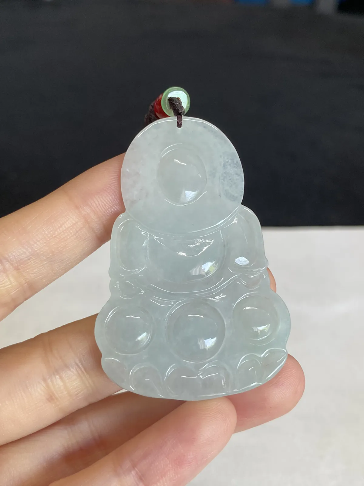 翡翠冰糯种淡绿色吊坠，配珠未测