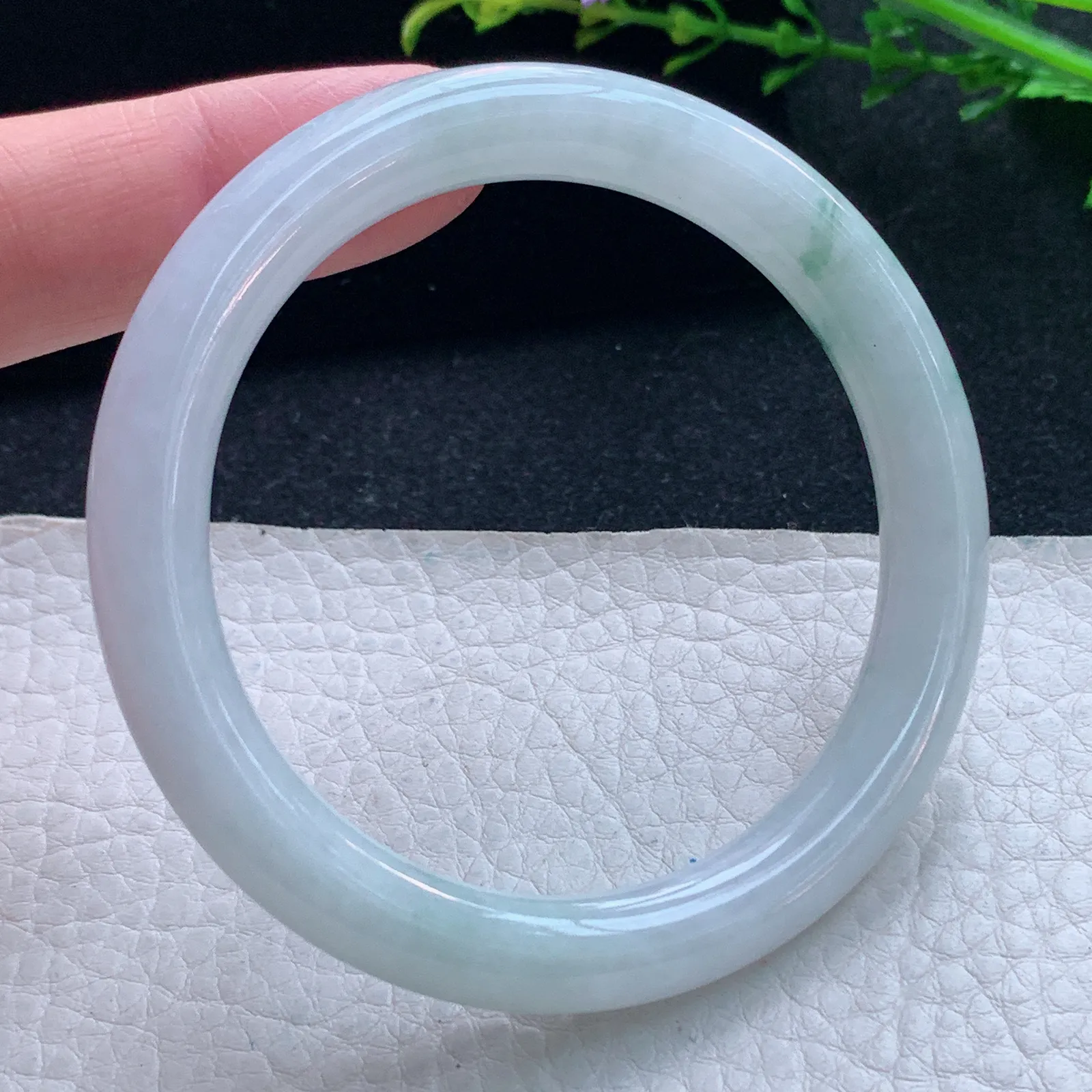 z自然光55*8.6美人镯 天然缅甸翡翠飘花圆条玉手镯 珠宝叮当镯