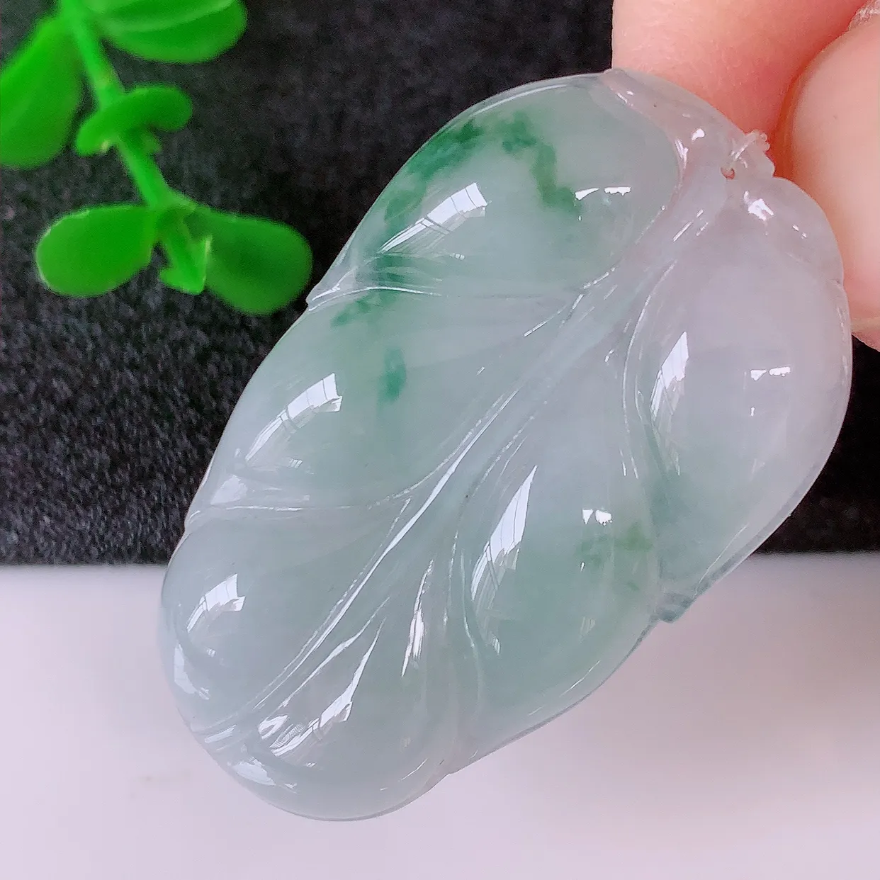 自然光实拍，冰种飘花翡翠叶子吊坠 ，种水足，色泽清新，工艺精湛，叶子寓意美好；金枝玉叶，事业有成。#49.12