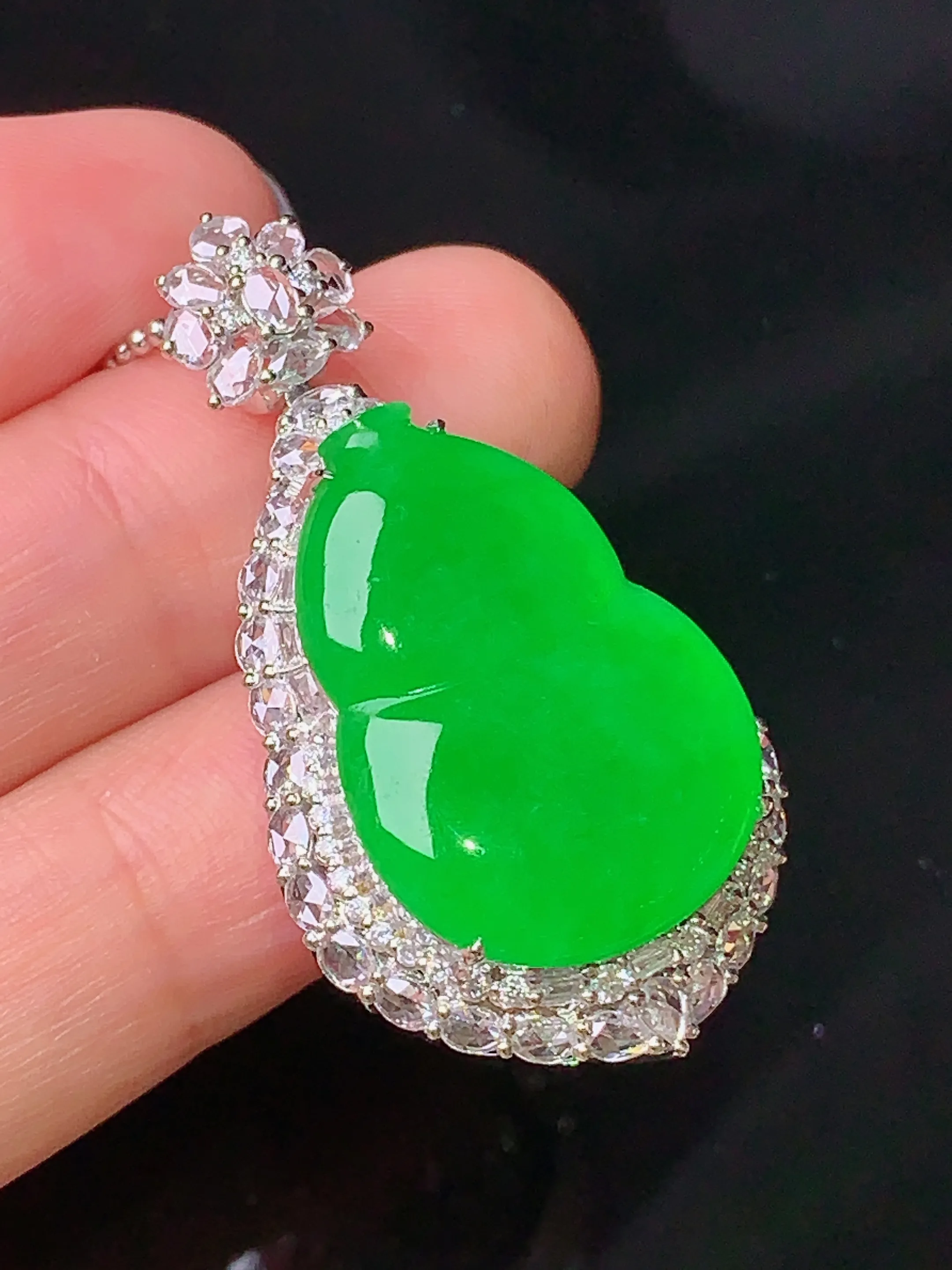 18k金钻镶嵌满绿葫芦吊坠 玉质细腻 色泽清新艳丽 整体尺寸39*21.5*12.5