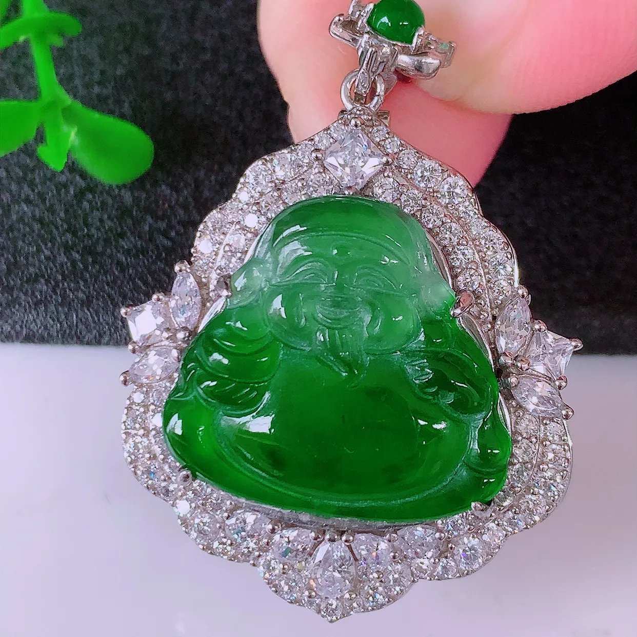 冰透满绿翡翠925银镶嵌财神爷吊坠，自然光实拍，翠色灵动，颜色漂亮，种老水足，品相佳，佩戴佳品！#98.12整体40.8*28.8*9.6裸石21*19.5