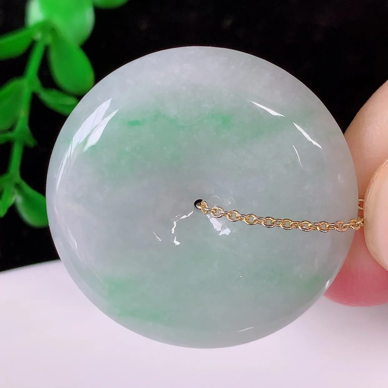 自然光实拍，冰润飘绿翡翠平安扣吊坠，种老水足，雕工精湛 ，寓意美好，佩戴时尚出众！#94.12