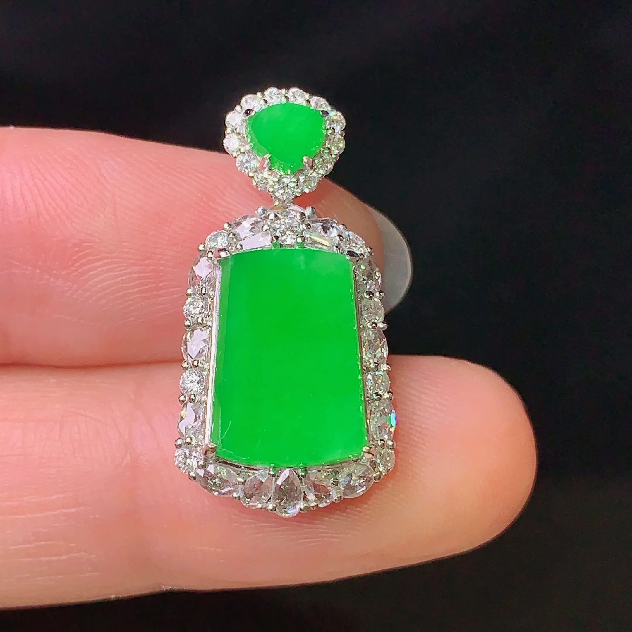 18k金钻镶嵌吊坠 玉质细腻 色泽清新艳丽 整体尺寸24.8*12.5*7.2