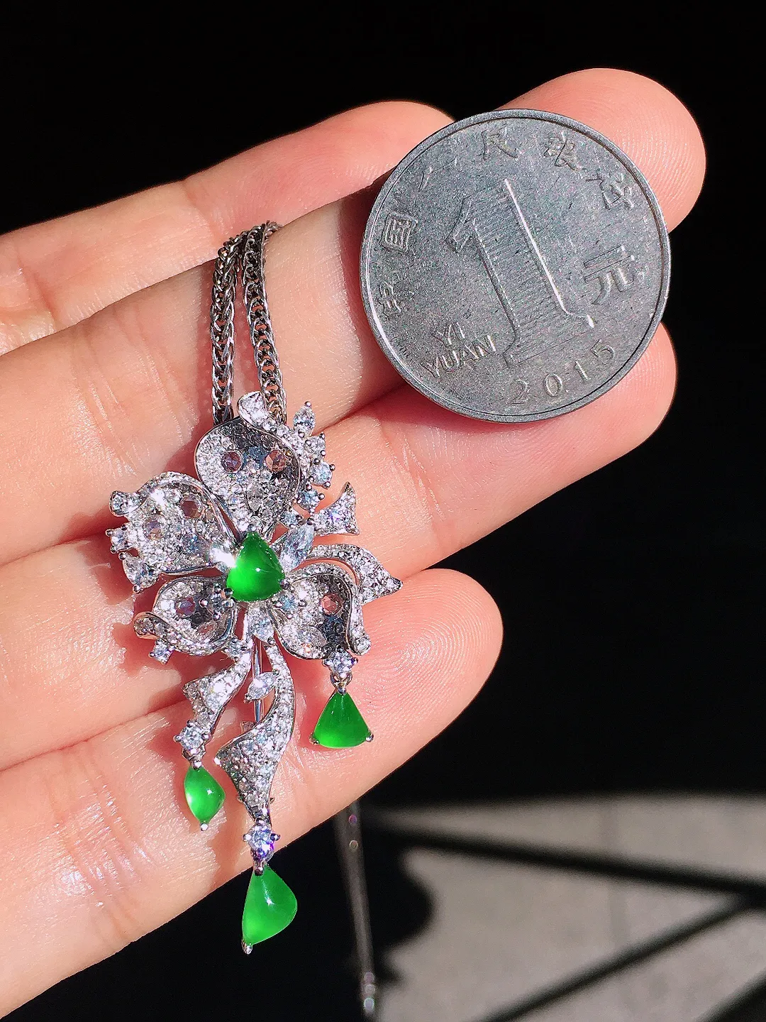 阳绿水滴胸针/吊坠两用款，色泽均匀艳丽，玉质细腻，荧光感超
强，饱满圆润，尽显优雅气质，18k
金豪华镶嵌