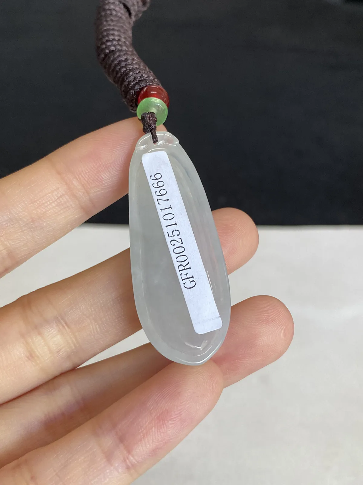 翡翠冰糯种淡绿色福瓜，配珠未测