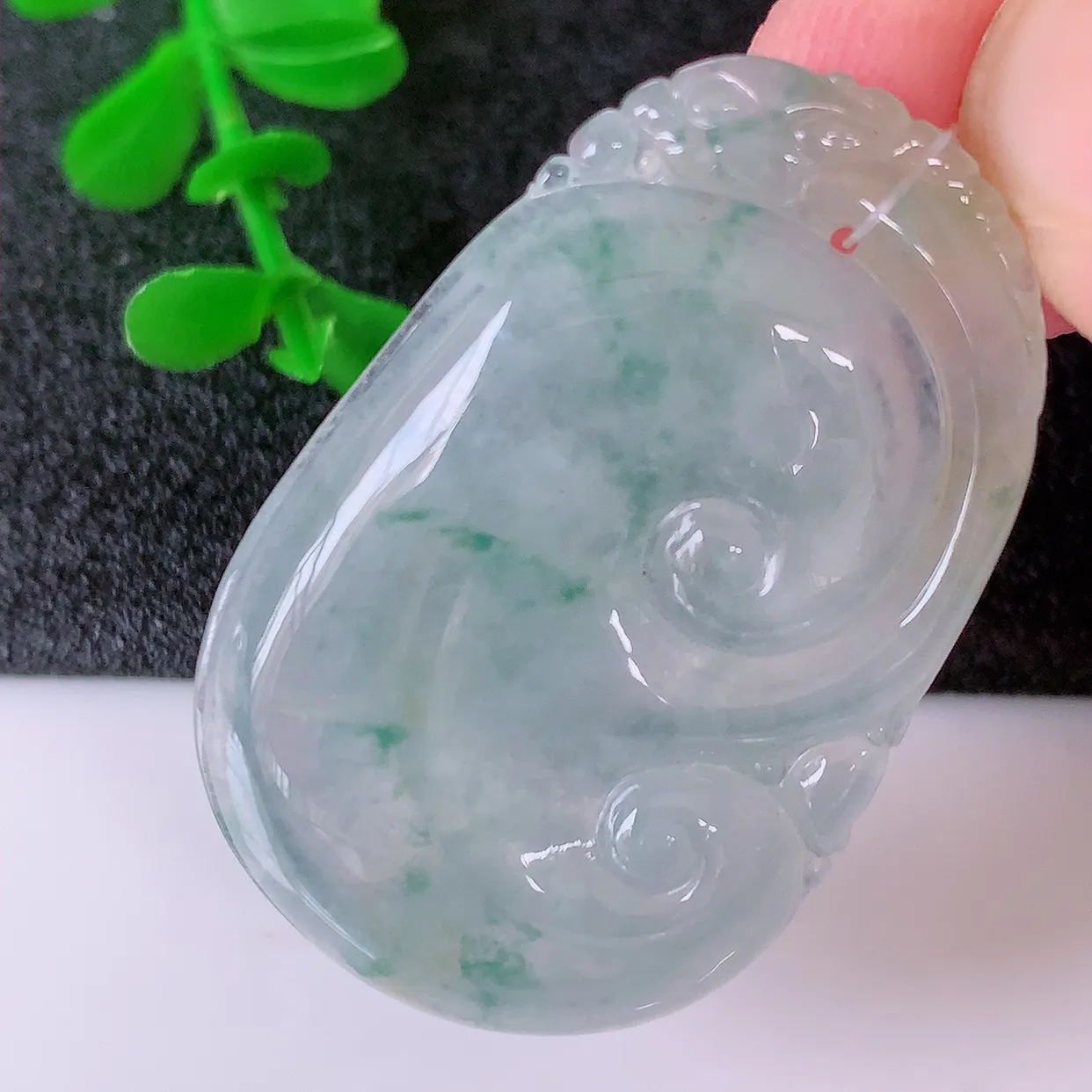 自然光实拍，冰种三彩翡翠如意吊坠，玉坠百搭又精致，寓意着吉祥，事事如意！#49.12