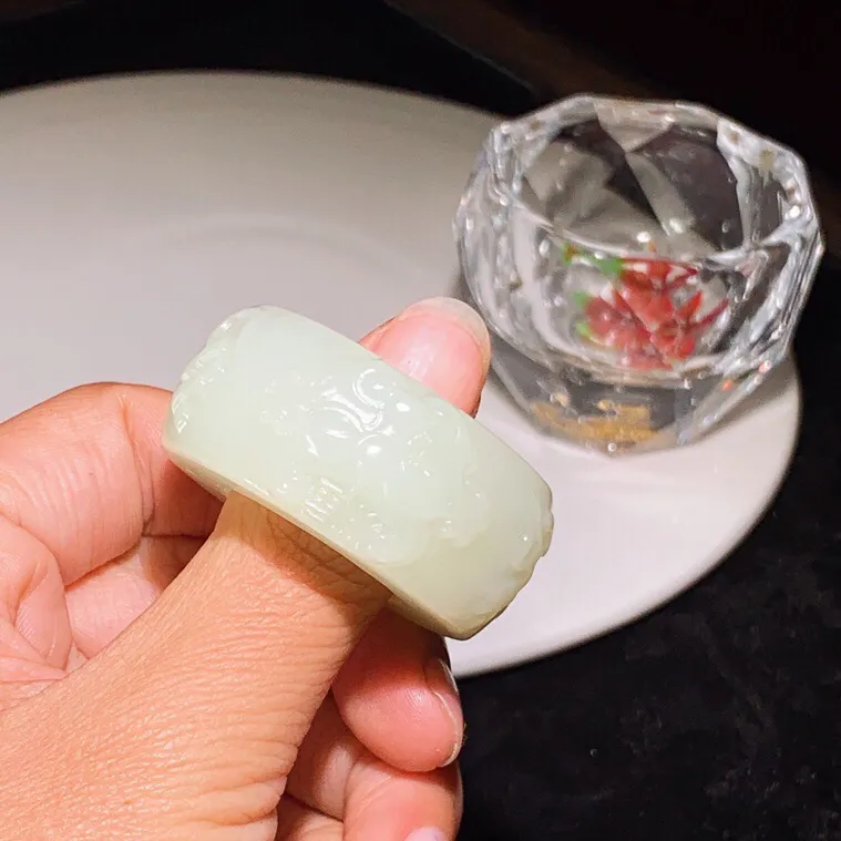 新疆和田玉守护心经扳指。内经22尺寸19/43/16重51.8克。玉质细腻油润。手推出油。佩戴高端典雅。lt251115