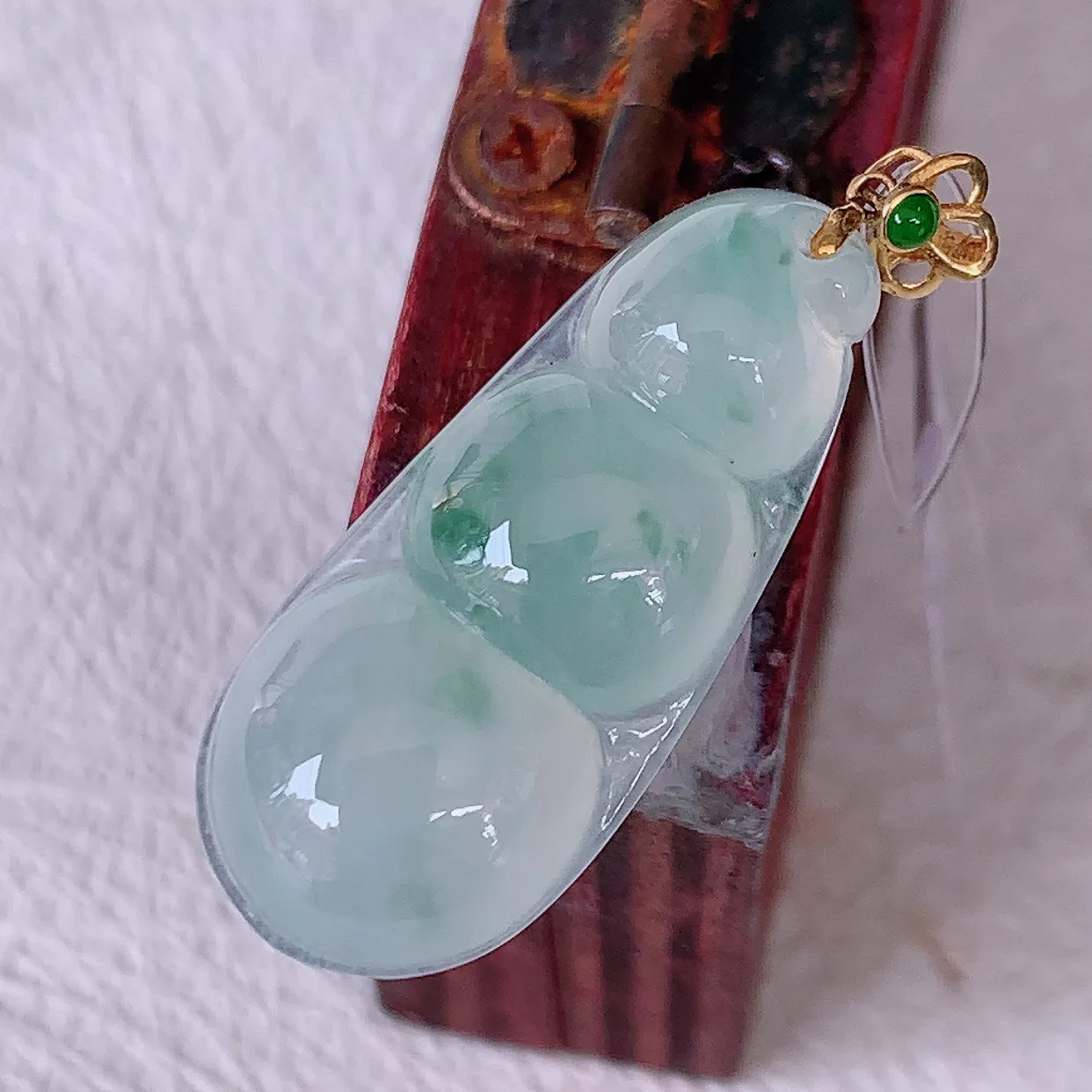 18K金镶嵌冰种飘花翡翠四季豆吊坠，平安豆福豆玉坠，冰润通透，豆粒饱满，寓意：豆蔻年华！#49.12整体31裸石25.5-11.5*5.2