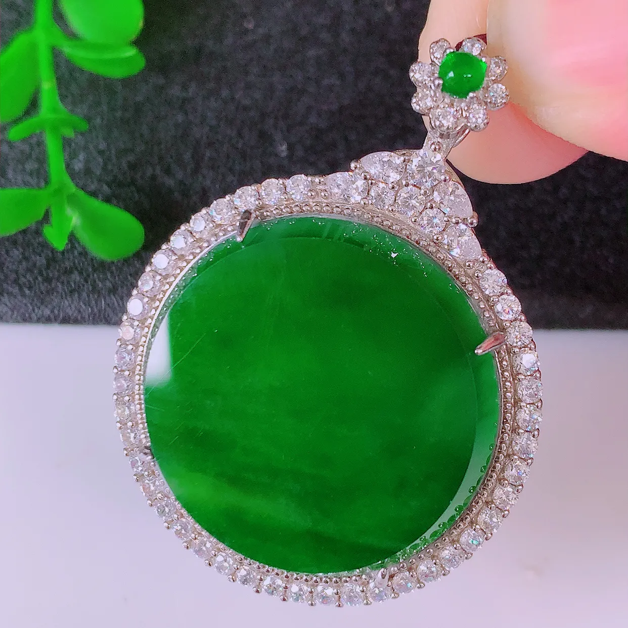 冰透满绿翡翠925银镶嵌圆无事牌吊坠，自然光实拍，翠色灵动，颜色漂亮，种老水足，品相佳，佩戴佳品！#98.12整体41*30.5*11裸石24.5*24.5