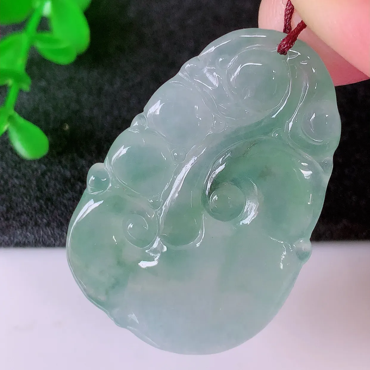 自然光实拍，冰种飘绿翡翠如意吊坠，冰透，翠色灵动，饱满，万事如意，如意一生，配戴精美！#01.12