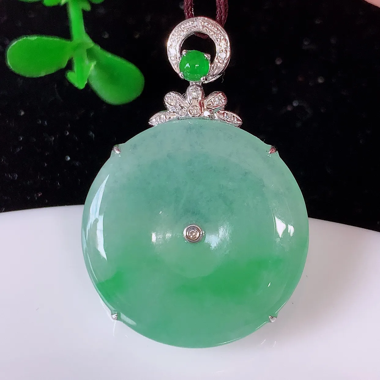 自然光实拍，18K金镶嵌冰种飘绿翡翠平安扣吊坠，玉扣，冰润光泽，寓意平平安安，平安扣佩戴时尚漂亮！#00.12整体30-21-6裸石21-21