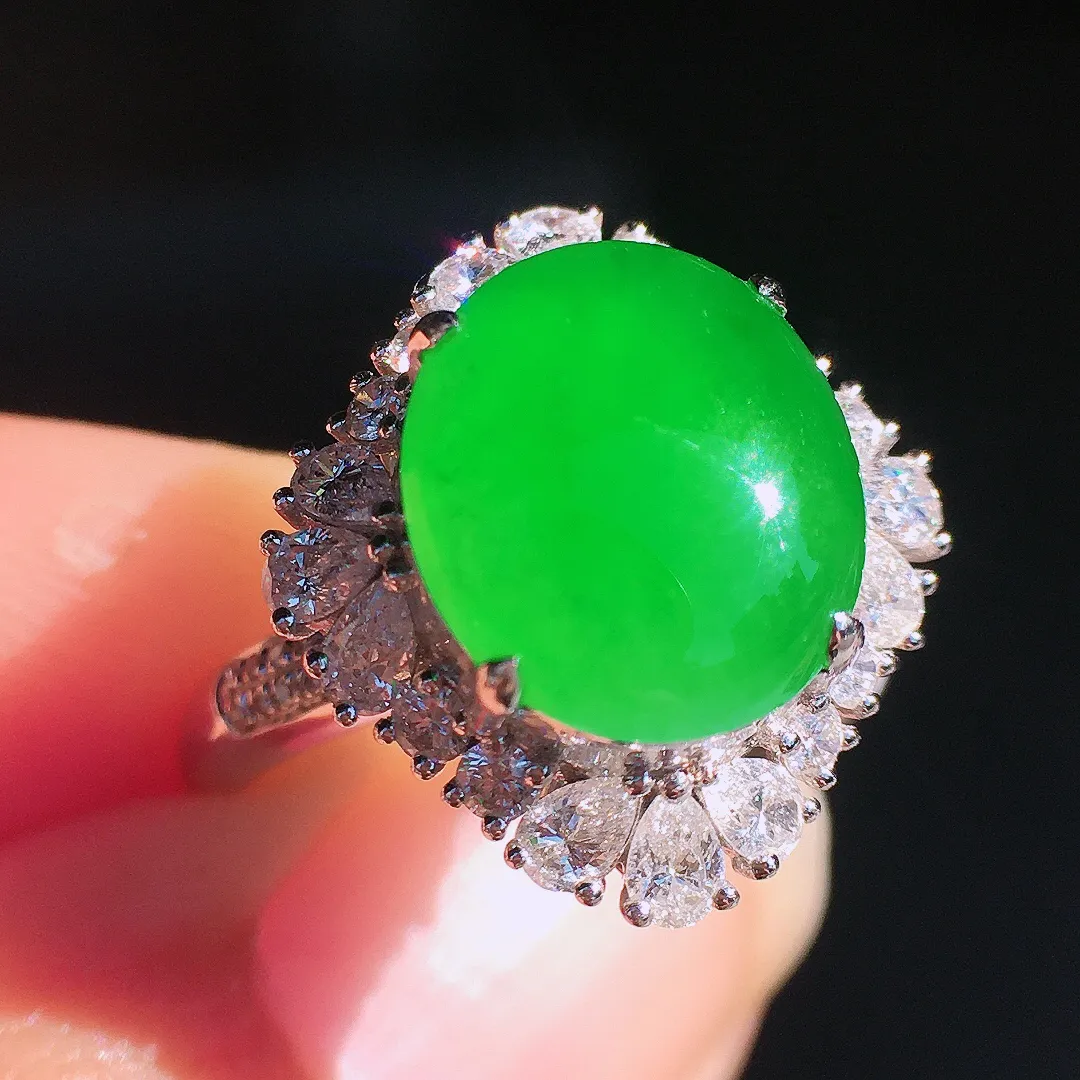 阳绿蛋面戒指，色泽均匀艳丽，玉质细腻，荧光感超
强，饱满圆润，尽显优雅气质，18k
金豪华镶嵌