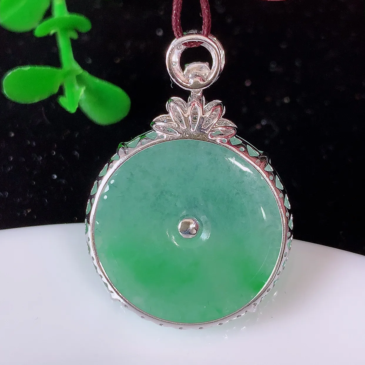 自然光实拍，18K金镶嵌冰种飘绿翡翠平安扣吊坠，玉扣，冰润光泽，寓意平平安安，平安扣佩戴时尚漂亮！#00.12整体30-21-6裸石21-21