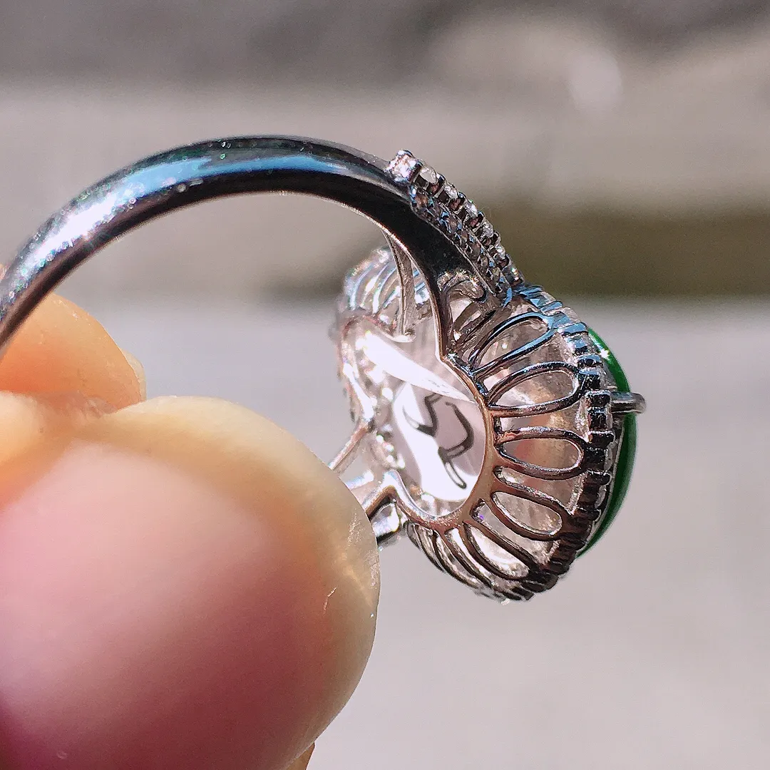 阳绿葫芦戒指，色泽均匀艳丽，玉质细腻，荧光感超
强，饱满圆润，尽显优雅气质，18k
金豪华镶嵌