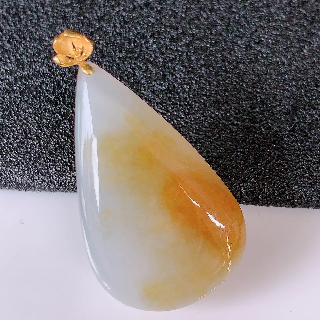 18k金镶嵌冰润黄翡双彩翡翠水滴吊坠，款式新颖时尚，日常百搭的款。清秀高雅，佩戴优雅高贵！#94.12