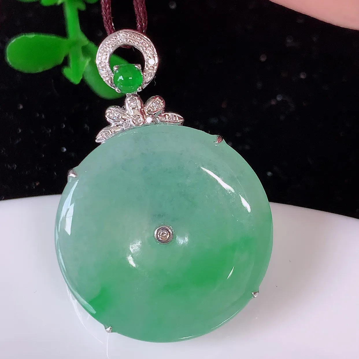 自然光实拍，18K金镶嵌冰种飘绿翡翠平安扣吊坠，玉扣，冰润光泽，寓意平平安安，平安扣佩戴时尚漂亮！#00.12整体30-21-6裸石21-21
