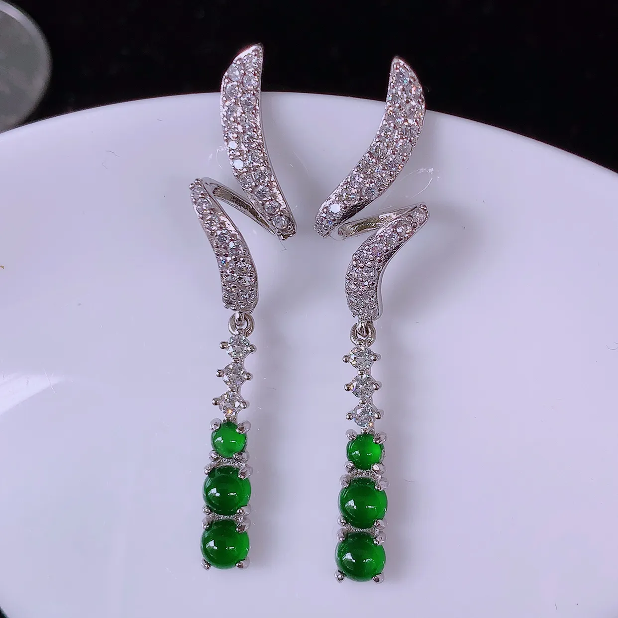 冰透满绿翡翠925银镶嵌耳坠，自然光实拍，翠色灵动，颜色漂亮，种老水足，品相佳，佩戴佳品！#98.12整体43.5-4*12裸石4-4