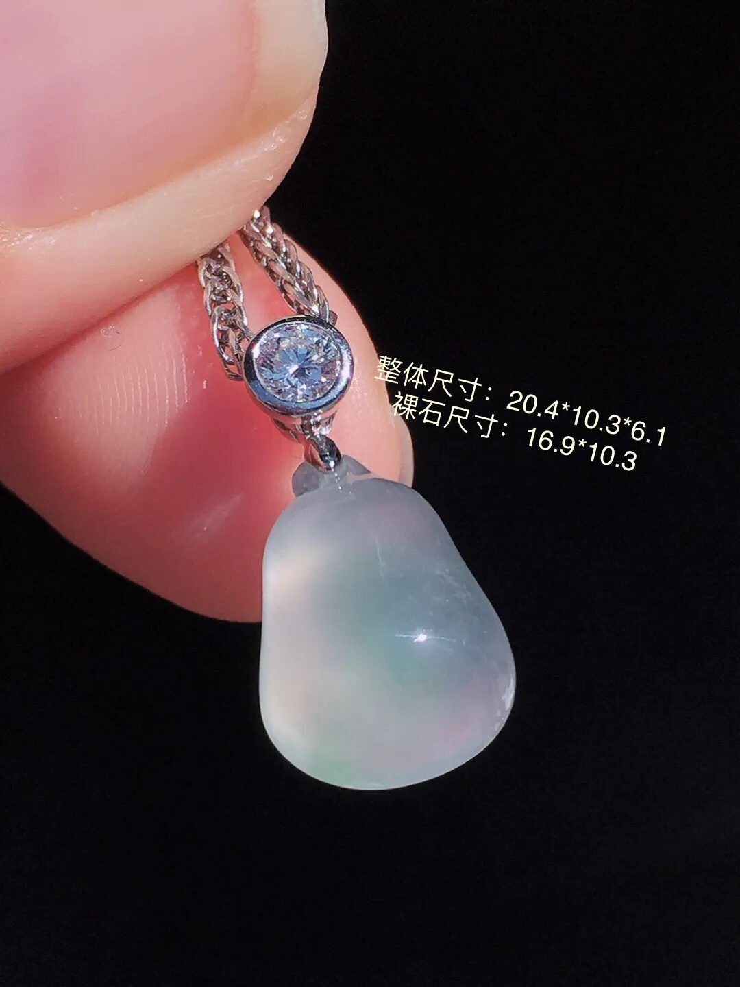 冰种福瓜吊坠，玉质细腻，荧光感超
强，饱满圆润，尽显优雅气质，18k
金豪华镶嵌