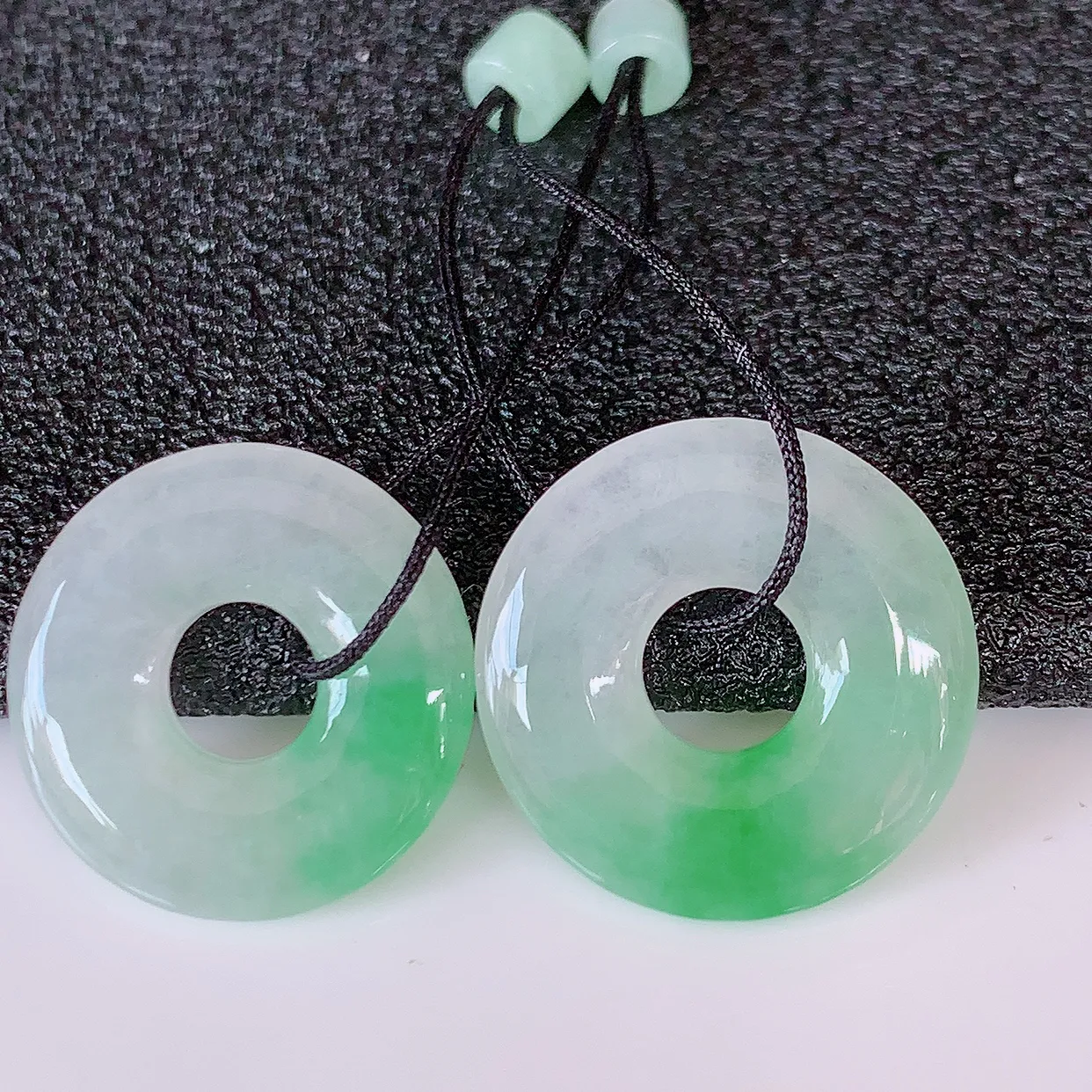 自然光实拍，冰种飘绿翡翠一对平安扣耳坠，翠色灵动，玉质细腻，颜色漂亮，品相佳，佩戴佳品！配银线 #57.12尺寸15.5-2.8