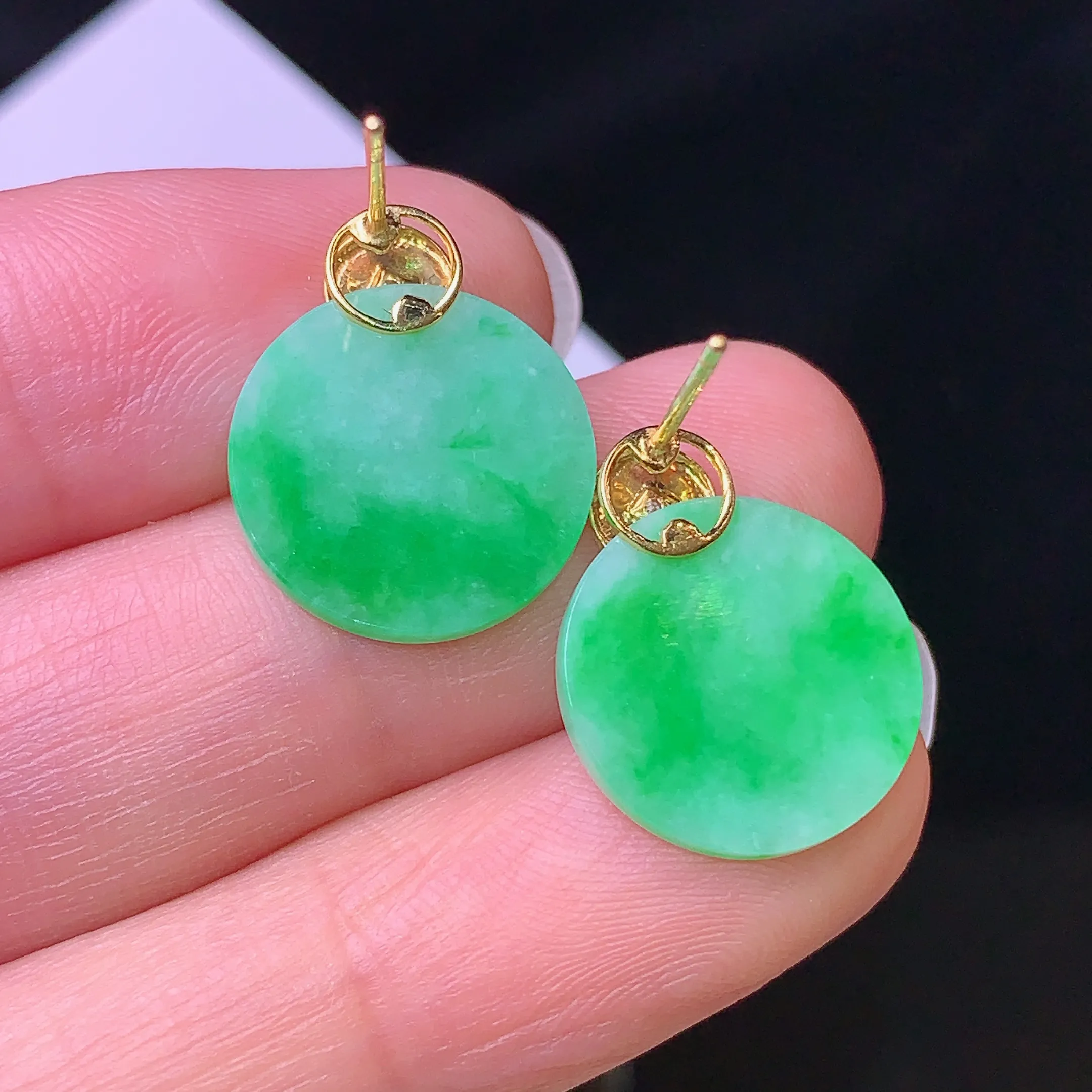 18k金镶嵌翠绿圆牌耳钉 玉质细腻 色泽清新艳丽 整体尺寸16.7*13.6*2