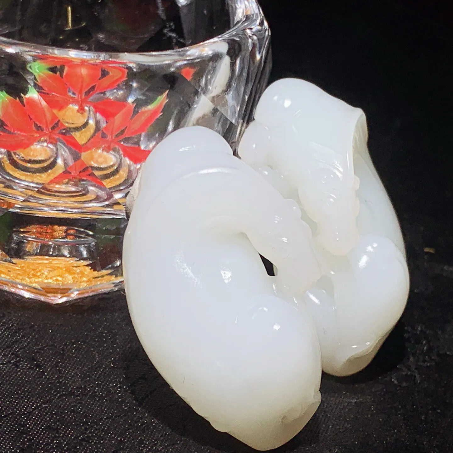 一对新疆和田玉羊脂白马到成功马挂件。尺寸46/25/21重31.8克。玉质细腻油润。手推出油。佩戴高