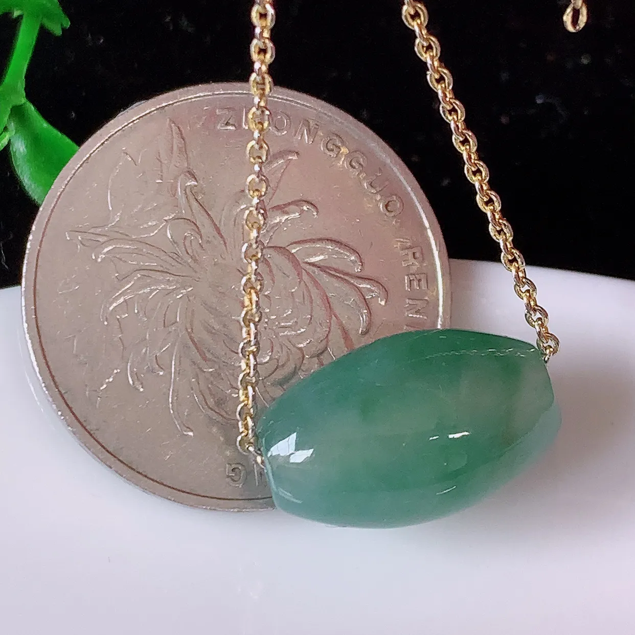 自然光实拍，冰润飘花翡翠路路通吊坠，路路畅通，种老水足，雕工精湛 ，寓意美好，佩戴时尚出众！#94.12