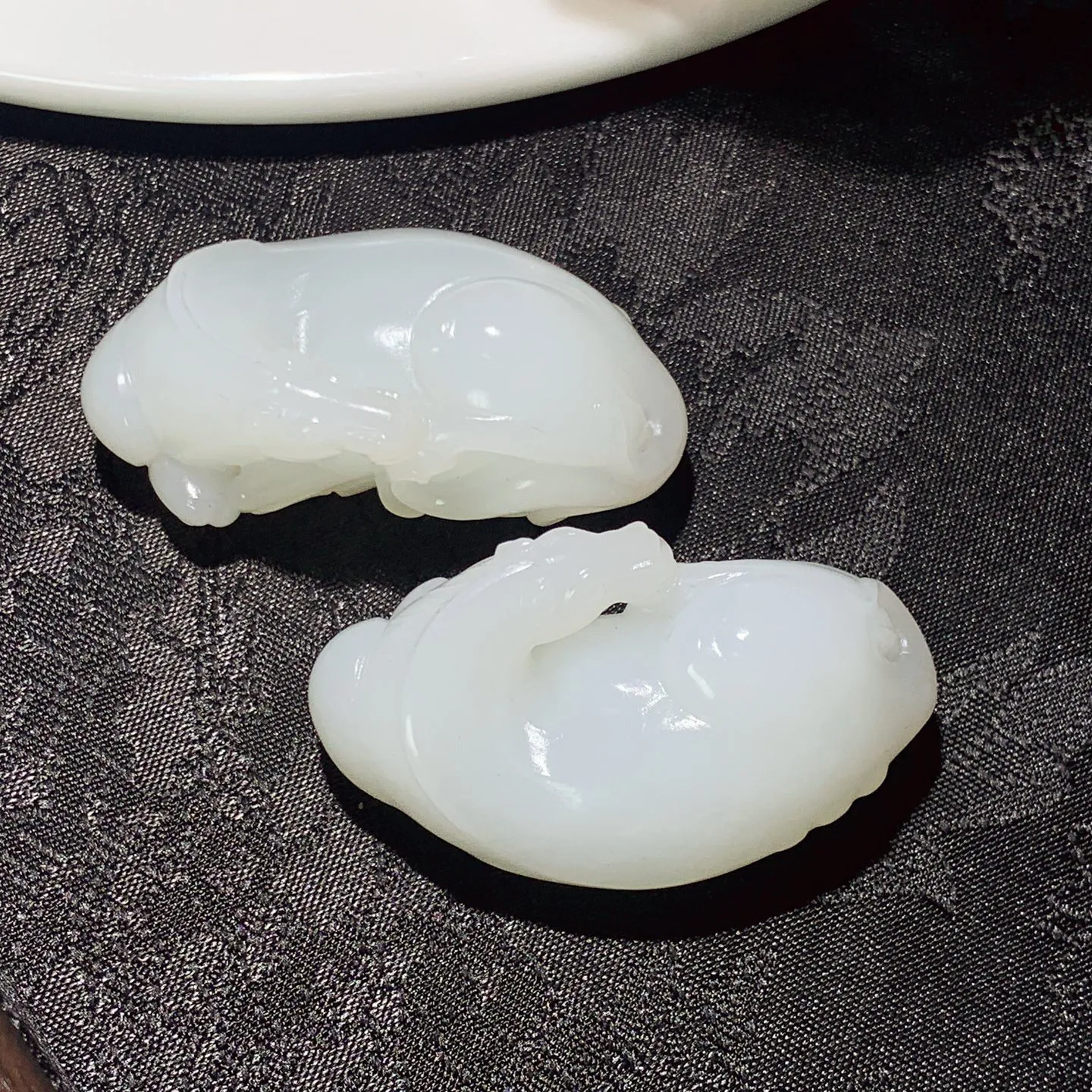 一对新疆和田玉羊脂白马到成功马挂件。尺寸46/25/21重31.8克。玉质细腻油润。手推出油。佩戴高端典雅。lt251115